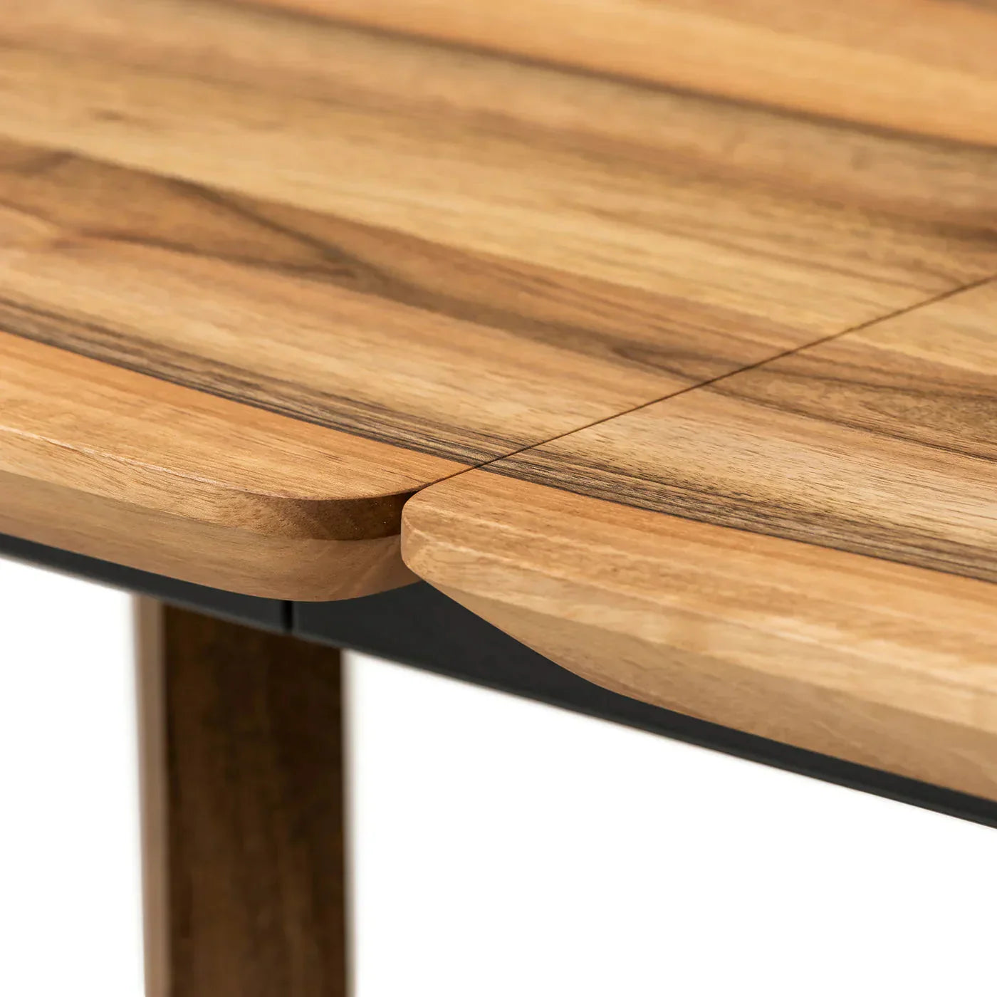 Table à manger extensible en noyer - Fabriquée en bois massif, notre table à manger extensible en noyer est un ajout magnifique à tout intérieur - Son plateau extensible