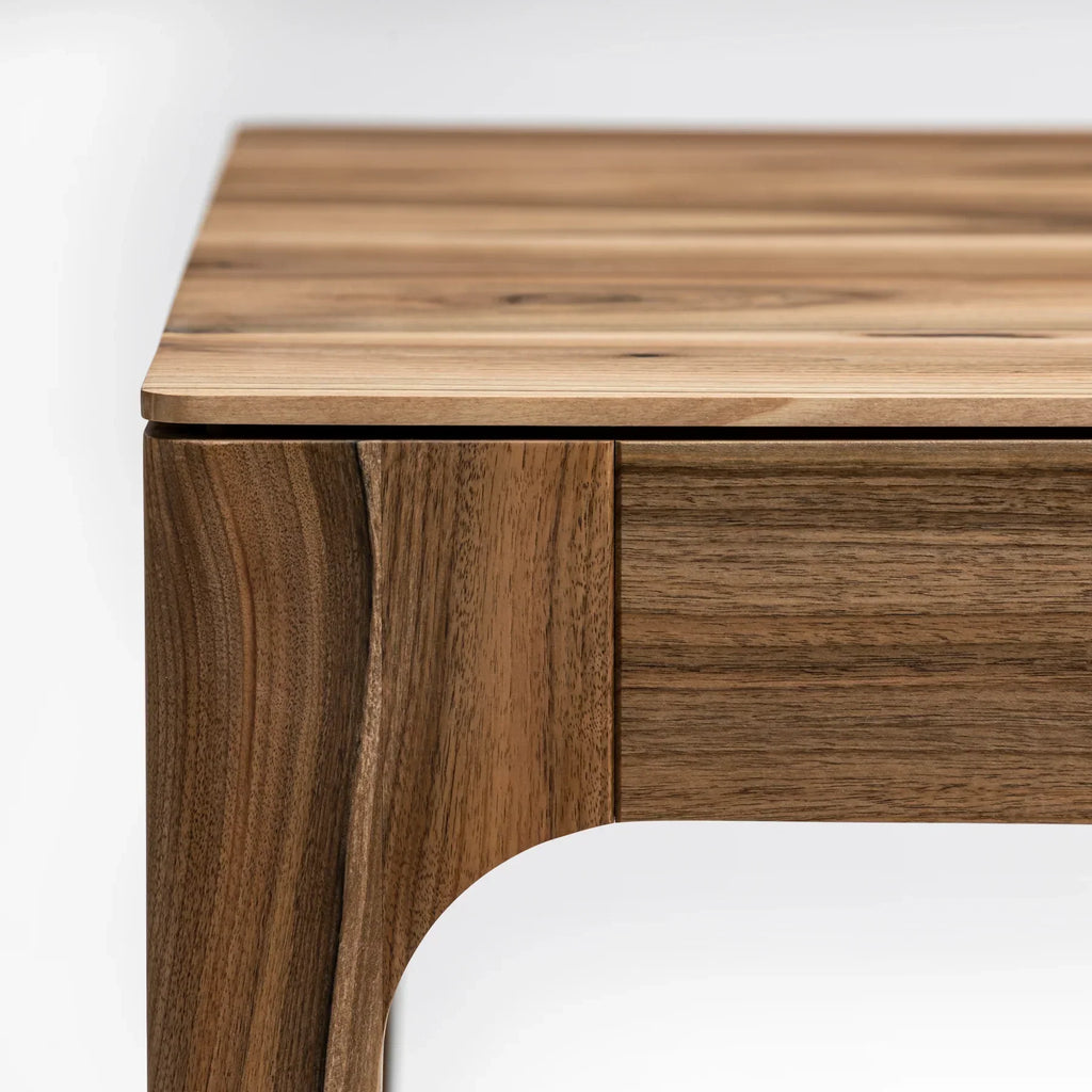 Table à manger extensible en noyer – Fabriquée à la main en bois massif, cette exquise table extensible en noyer est un ajout magnifique à tout intérieur – Son