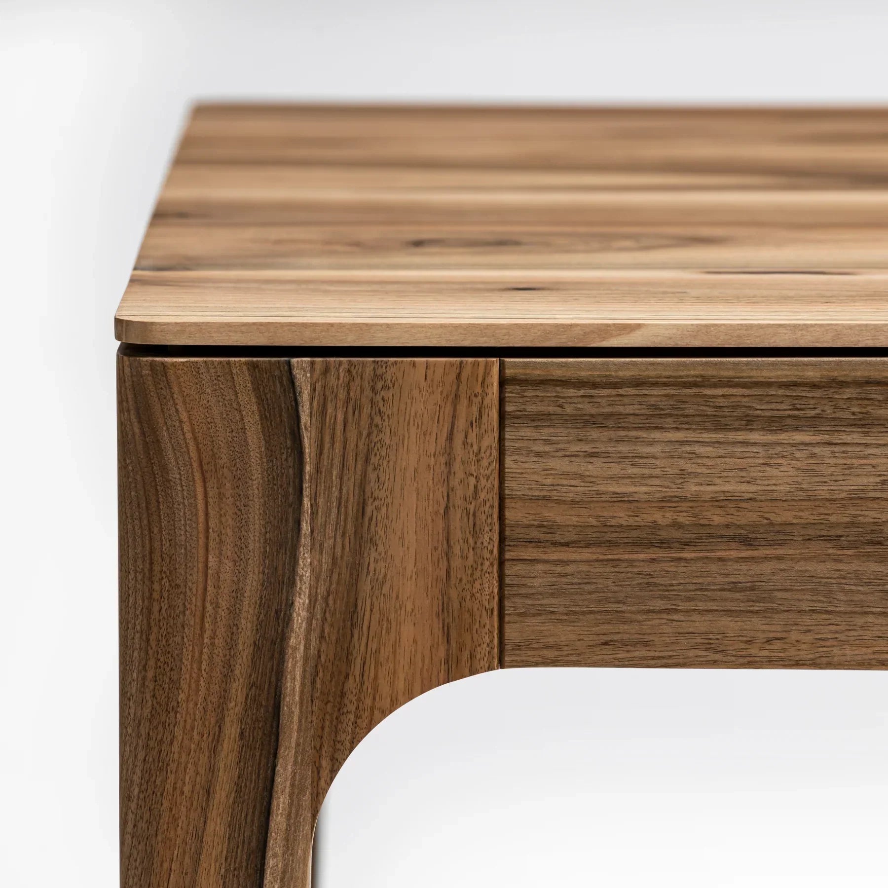 Table à manger extensible en noyer – Fabriquée à la main en bois massif, cette exquise table extensible en noyer est un ajout magnifique à tout intérieur – Son