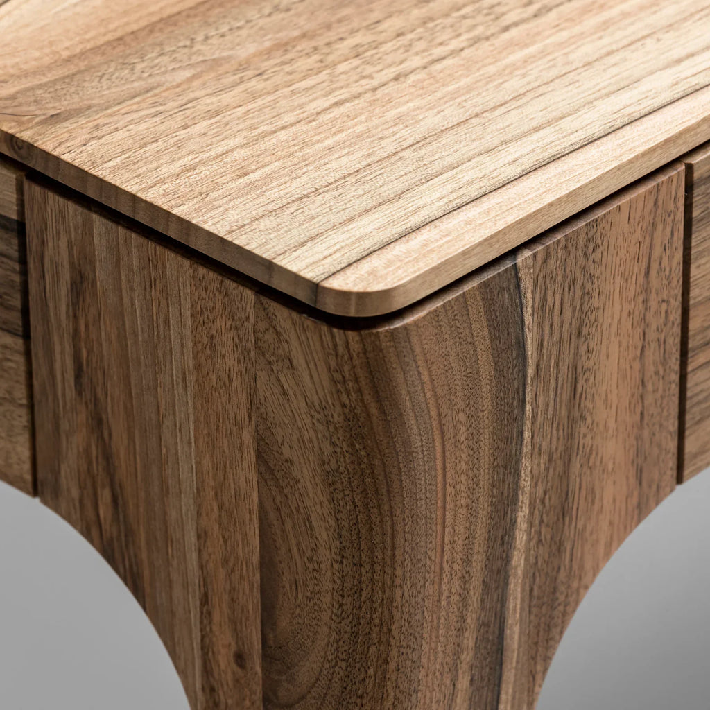Table à manger extensible en noyer – Fabriquée à la main en bois massif, cette exquise table extensible en noyer est un ajout magnifique à tout intérieur – Son
