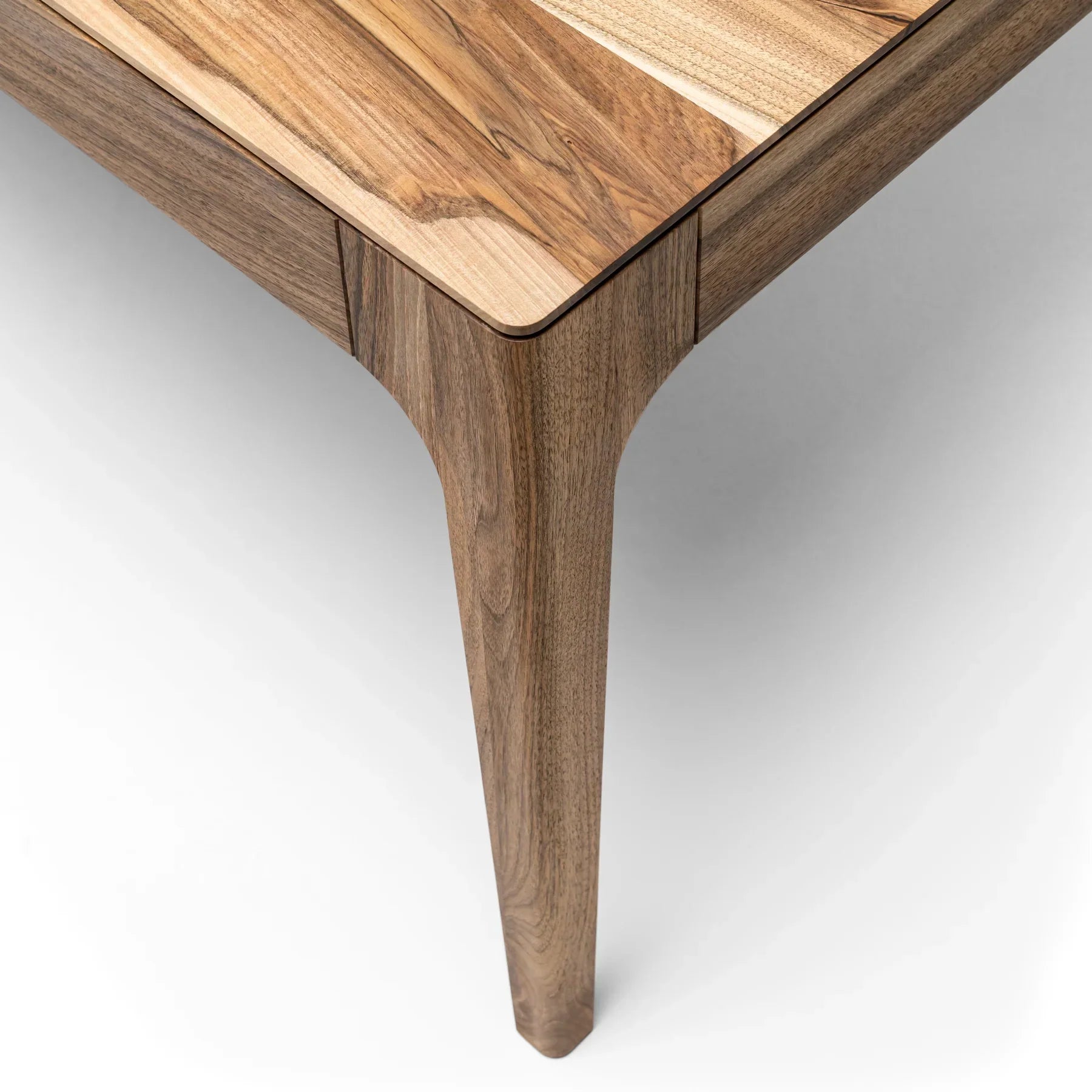 Table à manger extensible en noyer – Fabriquée à la main en bois massif, cette exquise table extensible en noyer est un ajout magnifique à tout intérieur – Son