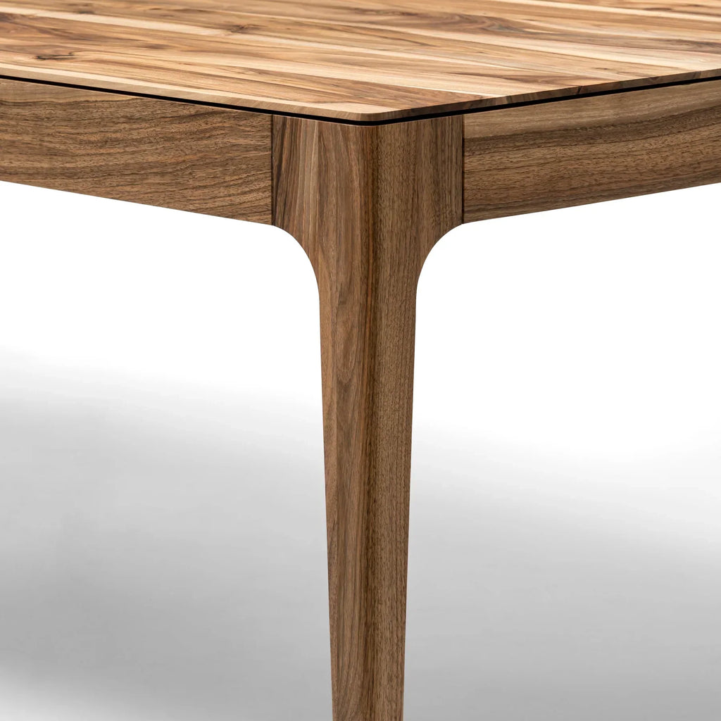 Table à manger extensible en noyer – Fabriquée à la main en bois massif, cette exquise table extensible en noyer est un ajout magnifique à tout intérieur – Son