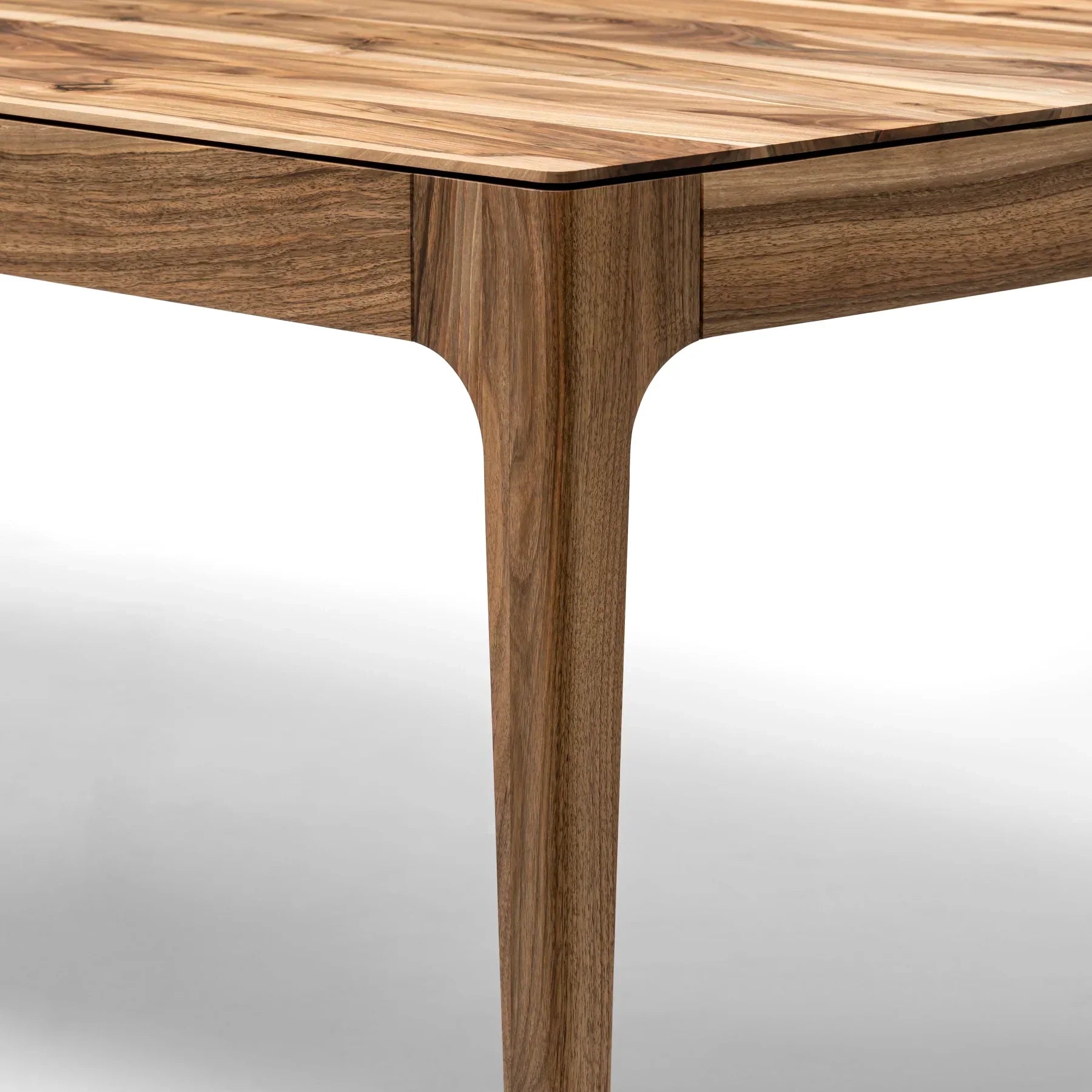 Table à manger extensible en noyer – Fabriquée à la main en bois massif, cette exquise table extensible en noyer est un ajout magnifique à tout intérieur – Son