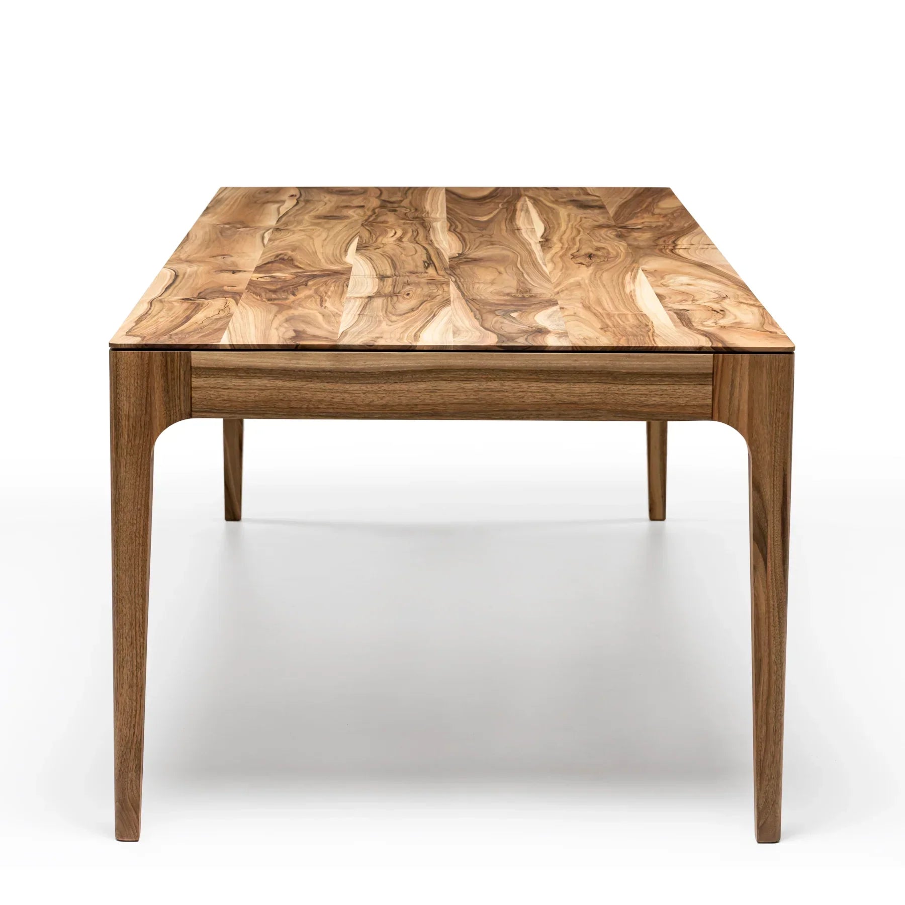 Table à manger extensible en noyer – Fabriquée à la main en bois massif, cette exquise table extensible en noyer est un ajout magnifique à tout intérieur – Son