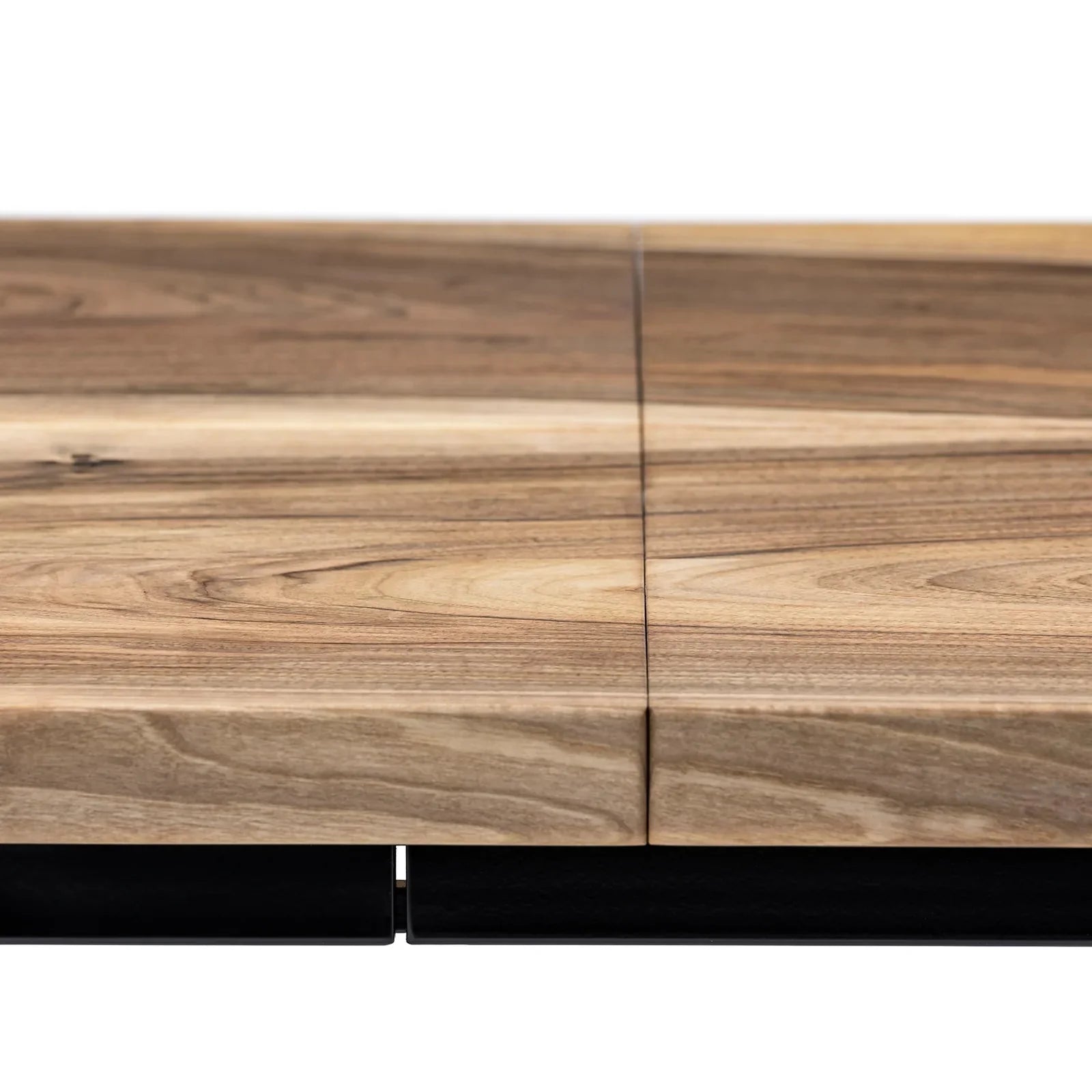 Table à manger extensible en noyer – Découvrez la table à manger en noyer massif – une pièce qui allie harmonieusement le charme serein de la vie rurale à