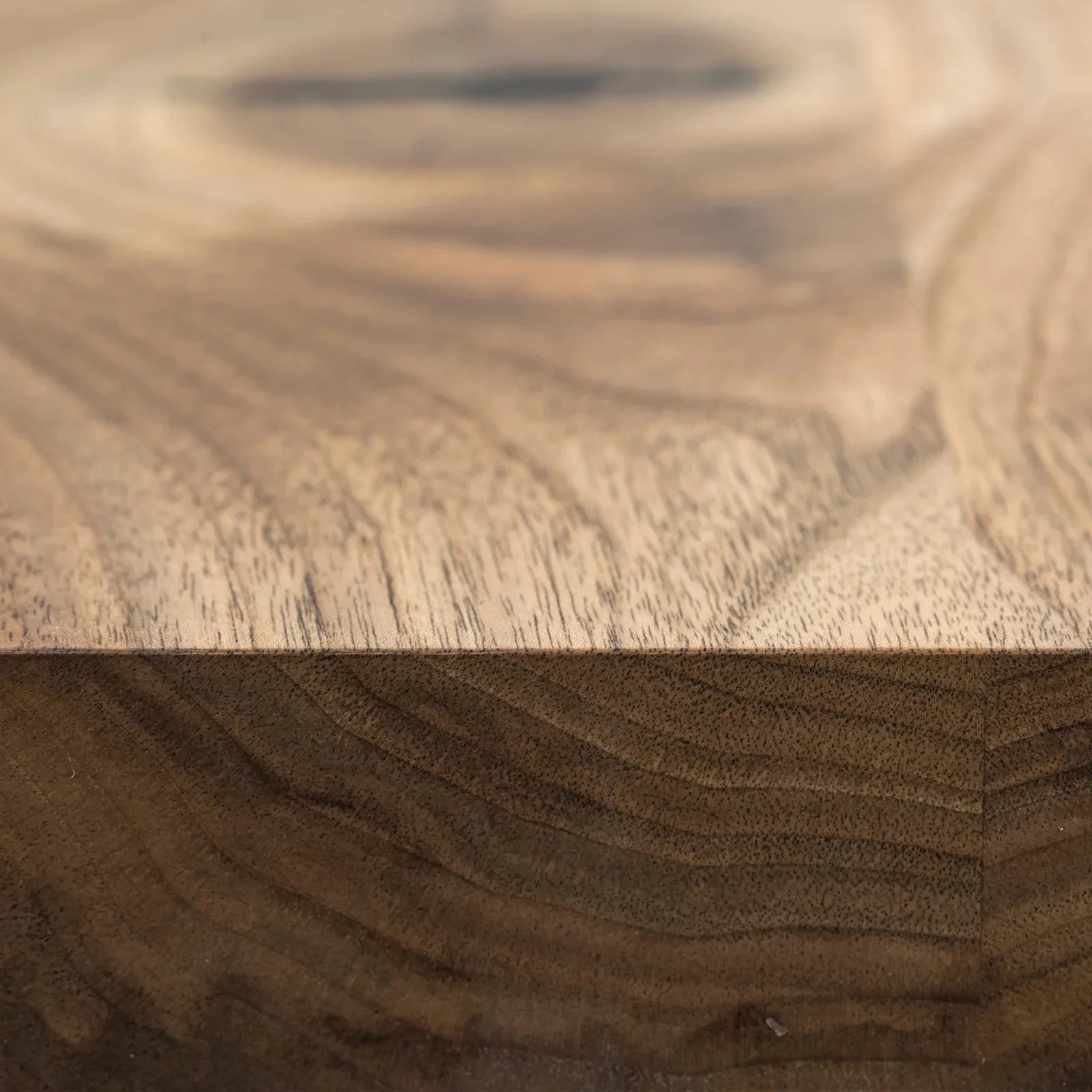 Table à manger extensible en noyer – Découvrez la table à manger en noyer massif – une pièce qui allie harmonieusement le charme serein de la vie rurale à