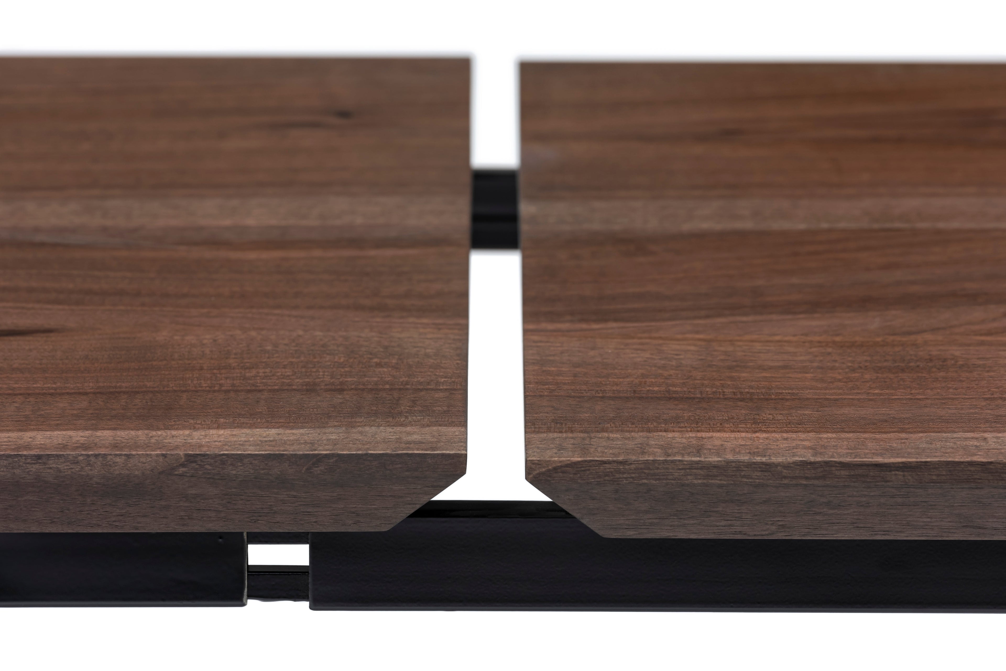 Table à manger extensible en noyer – Découvrez la table de salle à manger en noyer massif – une pièce qui allie harmonieusement le charme serein de la vie rurale à
