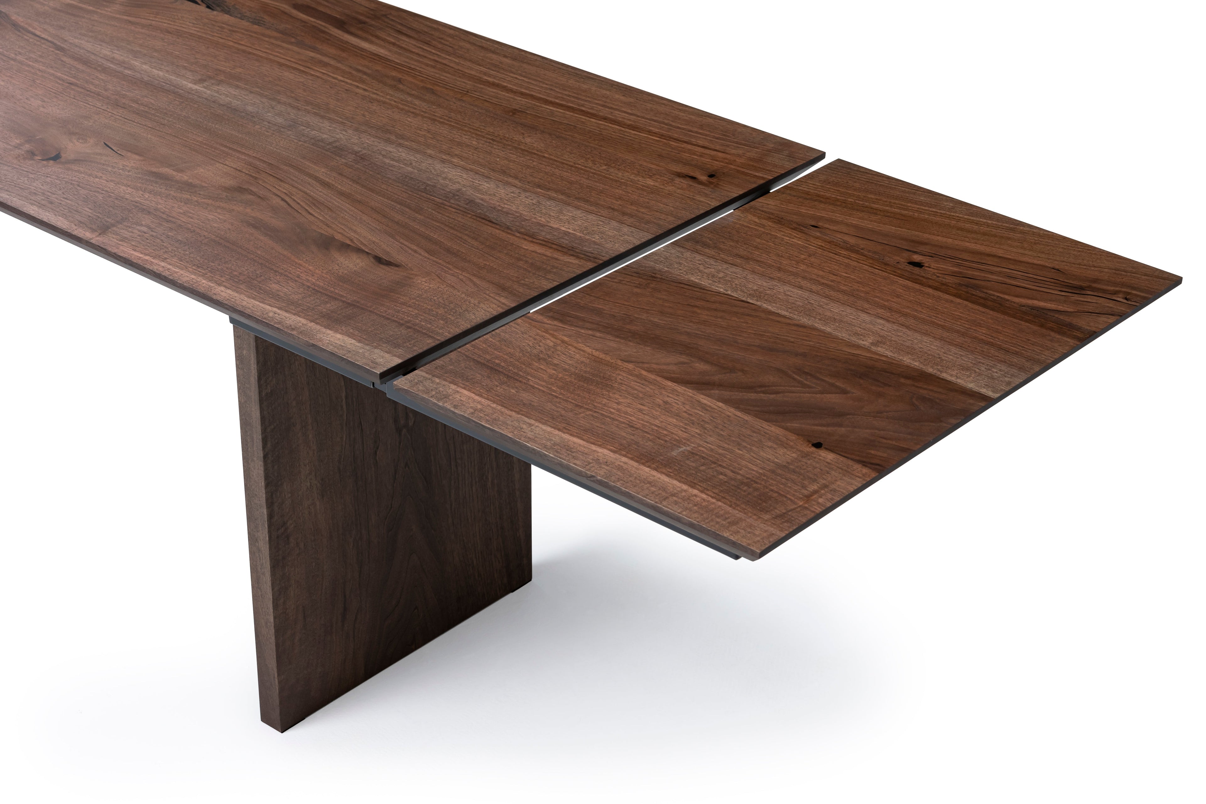 Table à manger extensible en noyer – Découvrez la table de salle à manger en noyer massif – une pièce qui allie harmonieusement le charme serein de la vie rurale à