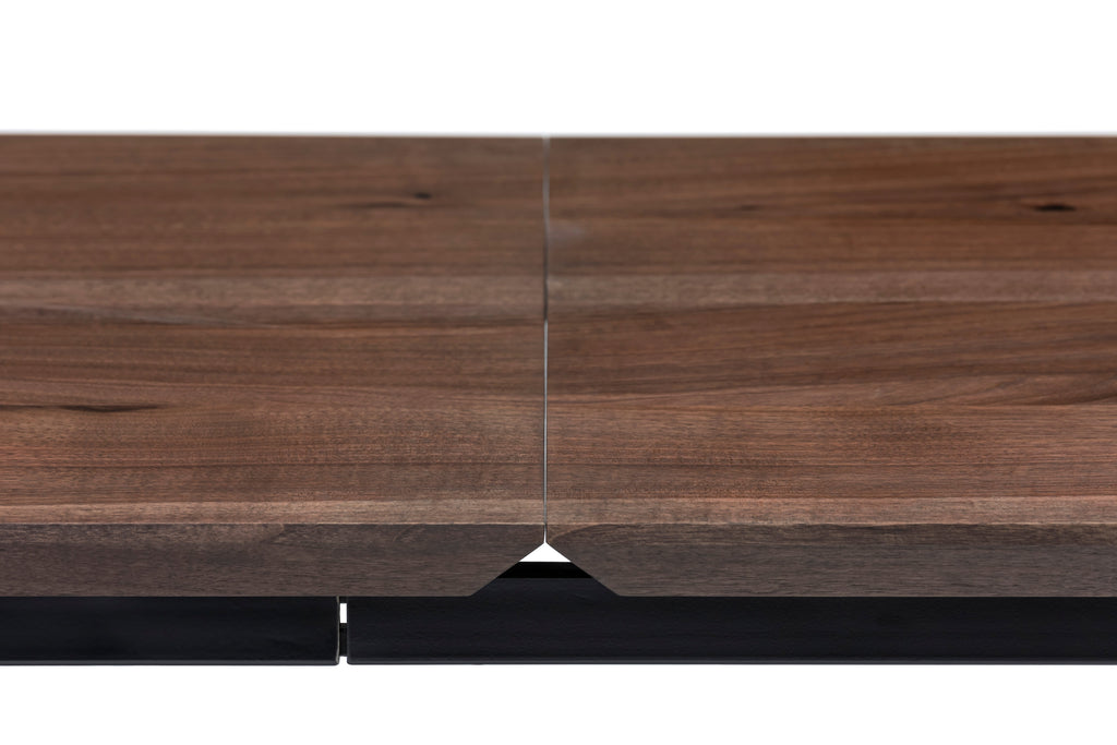 Table à manger en noyer - VEUILLEZ NOUS CONTACTER POUR UN DEVIS PAR E-MAIL Informations et personnalisation Elle est disponible en noyer massif - personnalisable au plus près