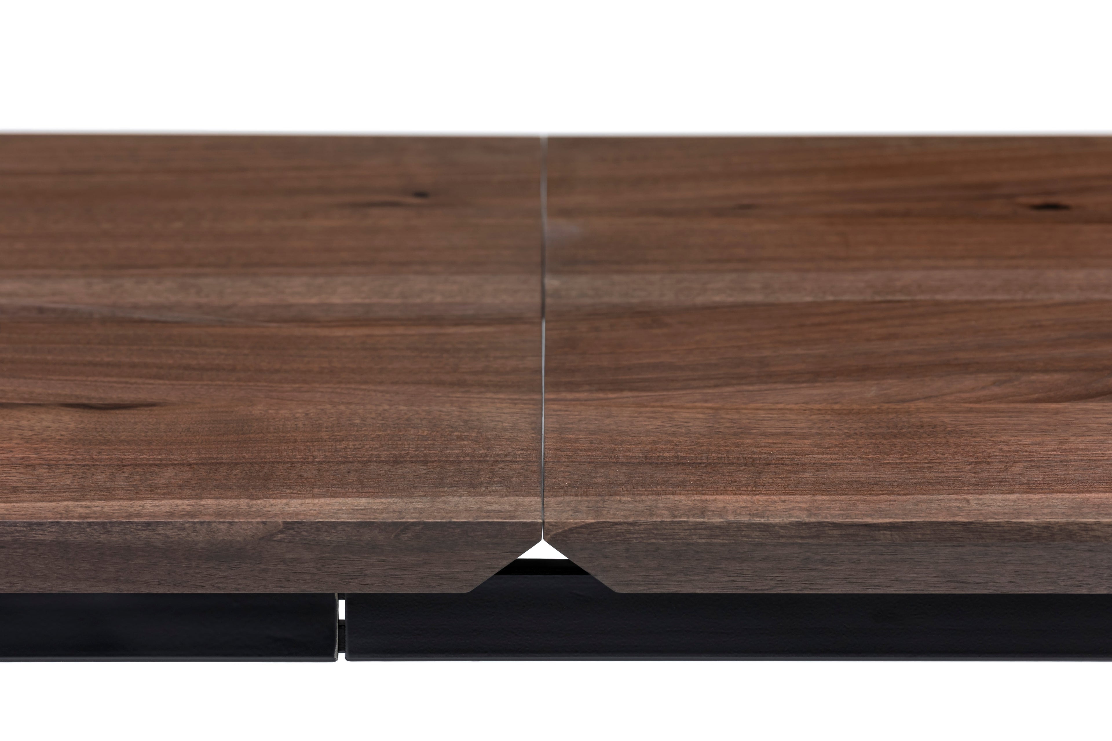 Table à manger en noyer - VEUILLEZ NOUS CONTACTER POUR UN DEVIS PAR E-MAIL Informations et personnalisation Elle est disponible en noyer massif - personnalisable au plus près