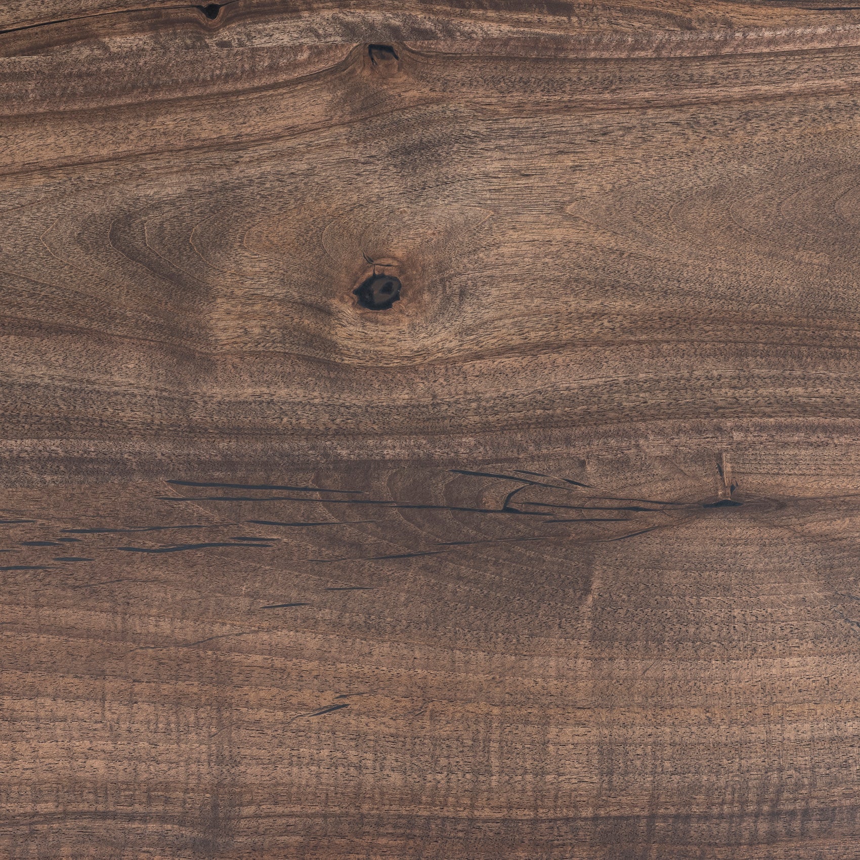 Table à manger extensible en noyer – Découvrez la table de salle à manger en noyer massif – une pièce qui allie harmonieusement le charme serein de la vie rurale à