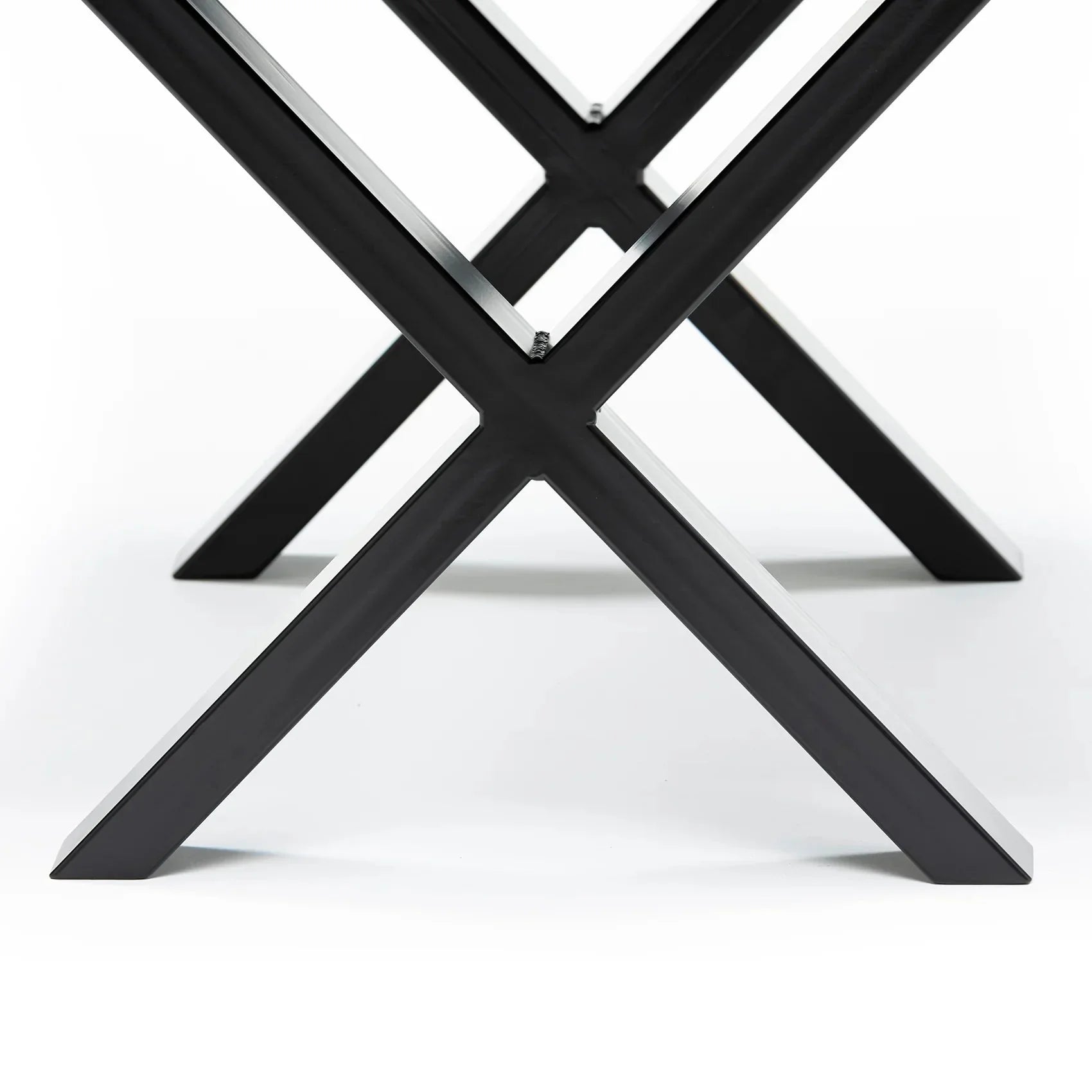 Table basse chevrons en chêne anthracite – Dimensions sur la photo : H45 x L60 x P80cm Table basse chevrons en bois foncé – chêne Standard de toutes les tables