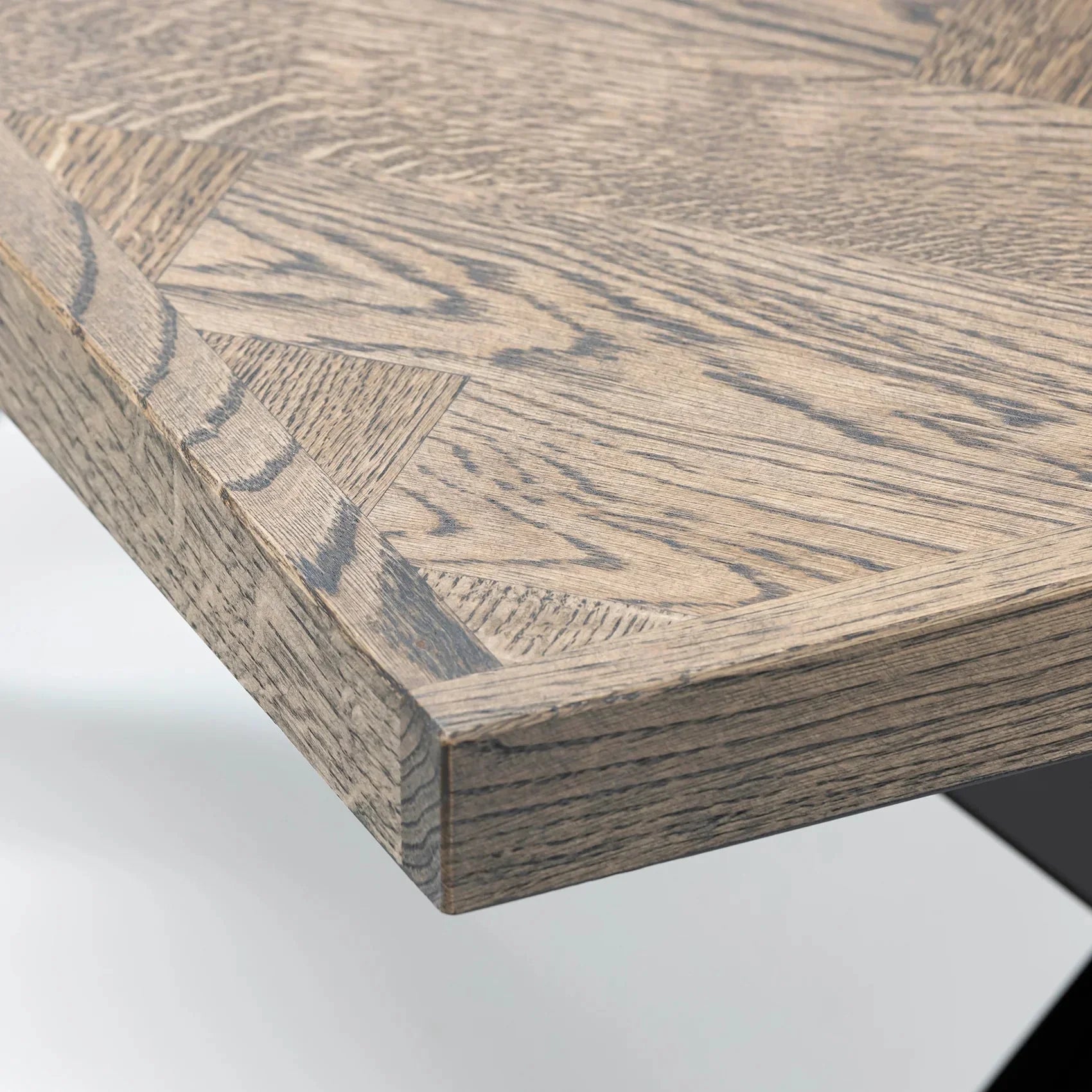 Table basse chevrons en chêne anthracite – Dimensions sur la photo : H45 x L60 x P80cm Table basse chevrons en bois foncé – chêne Standard de toutes les tables