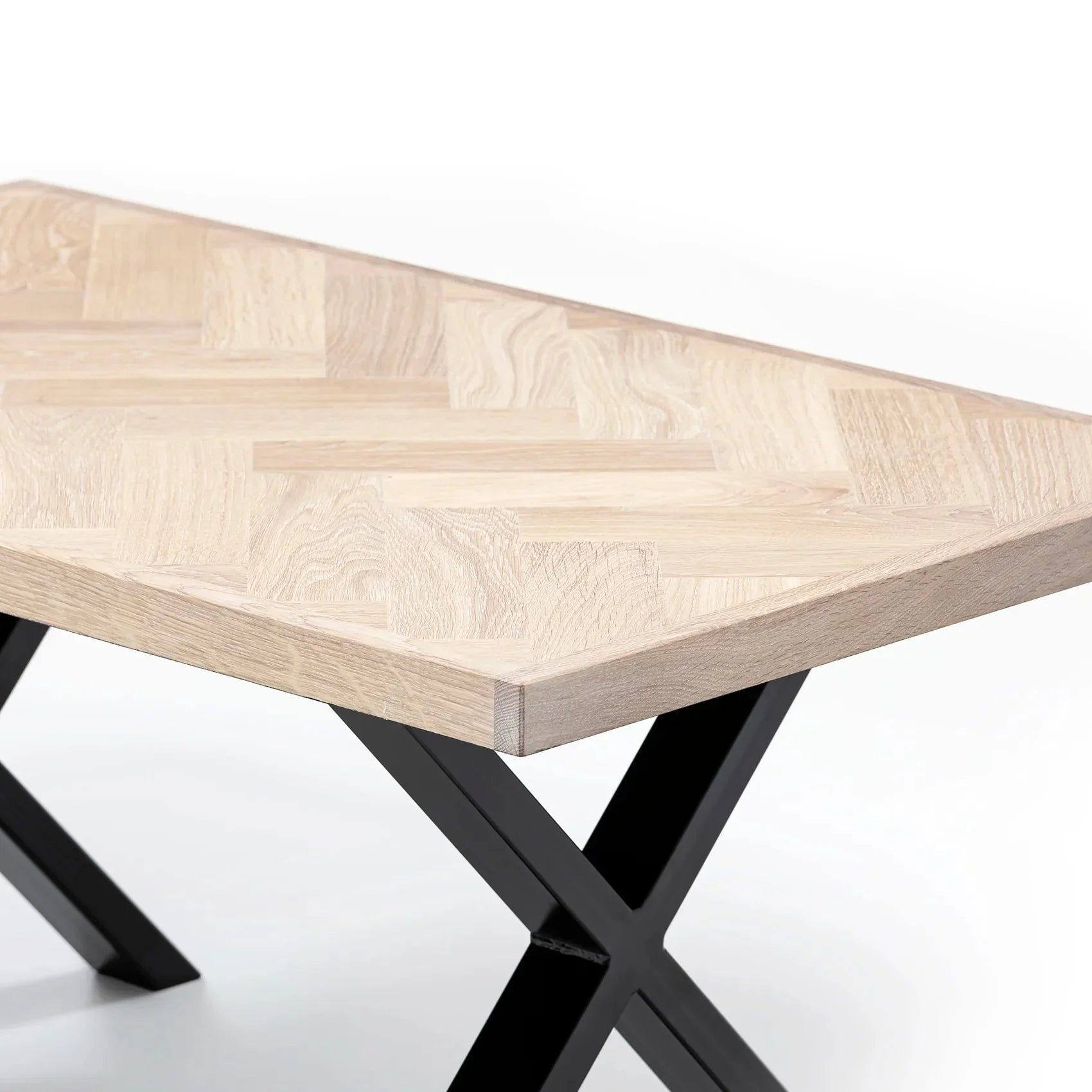 Table basse à chevrons en chêne Cotton - Dimensions sur la photo : H45 x L60 x P80cm Table basse à chevrons en chêne Toutes les tables ont une hauteur standard
