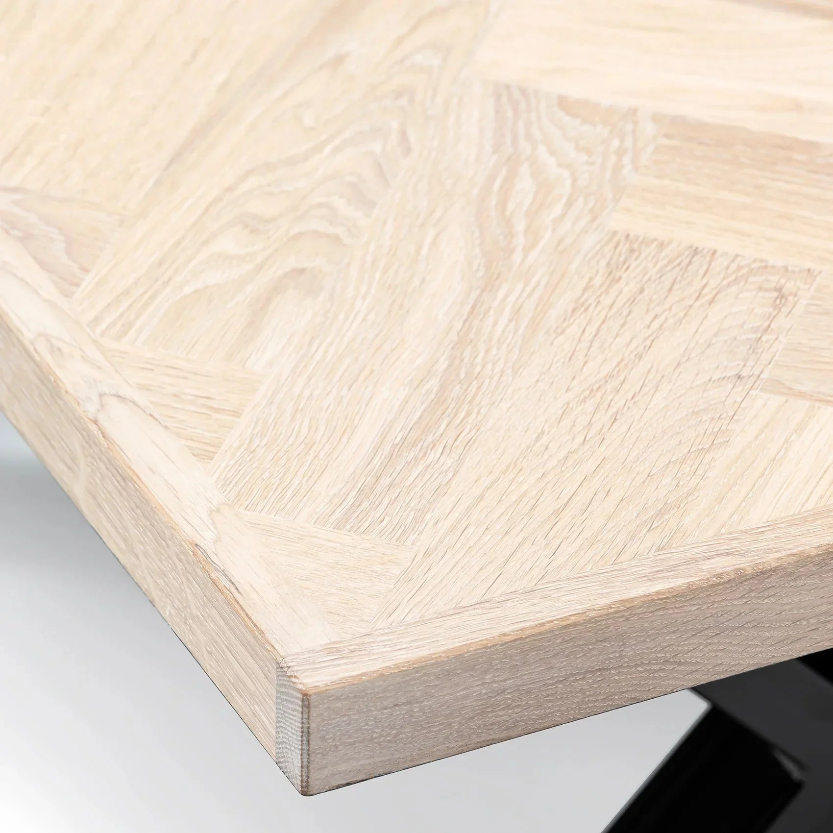 Table basse à chevrons en chêne Cotton - Dimensions sur la photo : H45 x L60 x P80cm Table basse à chevrons en chêne Toutes les tables ont une hauteur standard