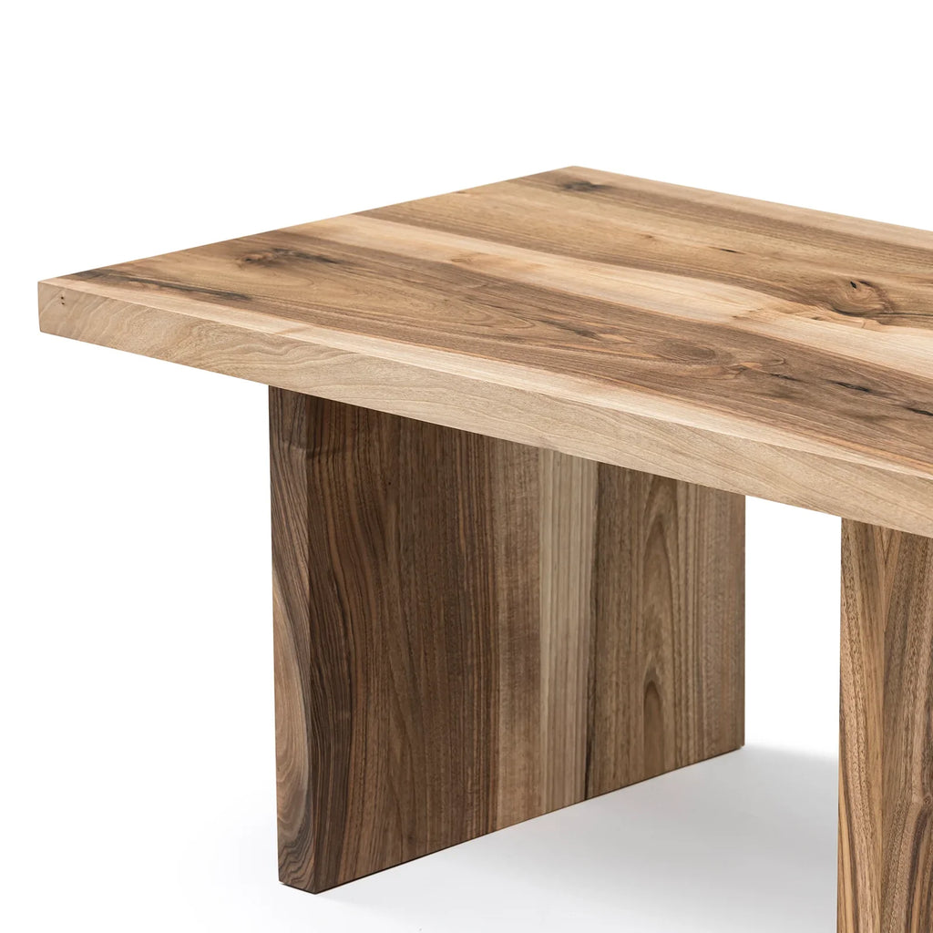 Table basse en noyer – Table basse carrée massive en noyer La hauteur standard de toutes les tables est de 45 cm. Les pieds métalliques peuvent être facilement démontés pour le transport.