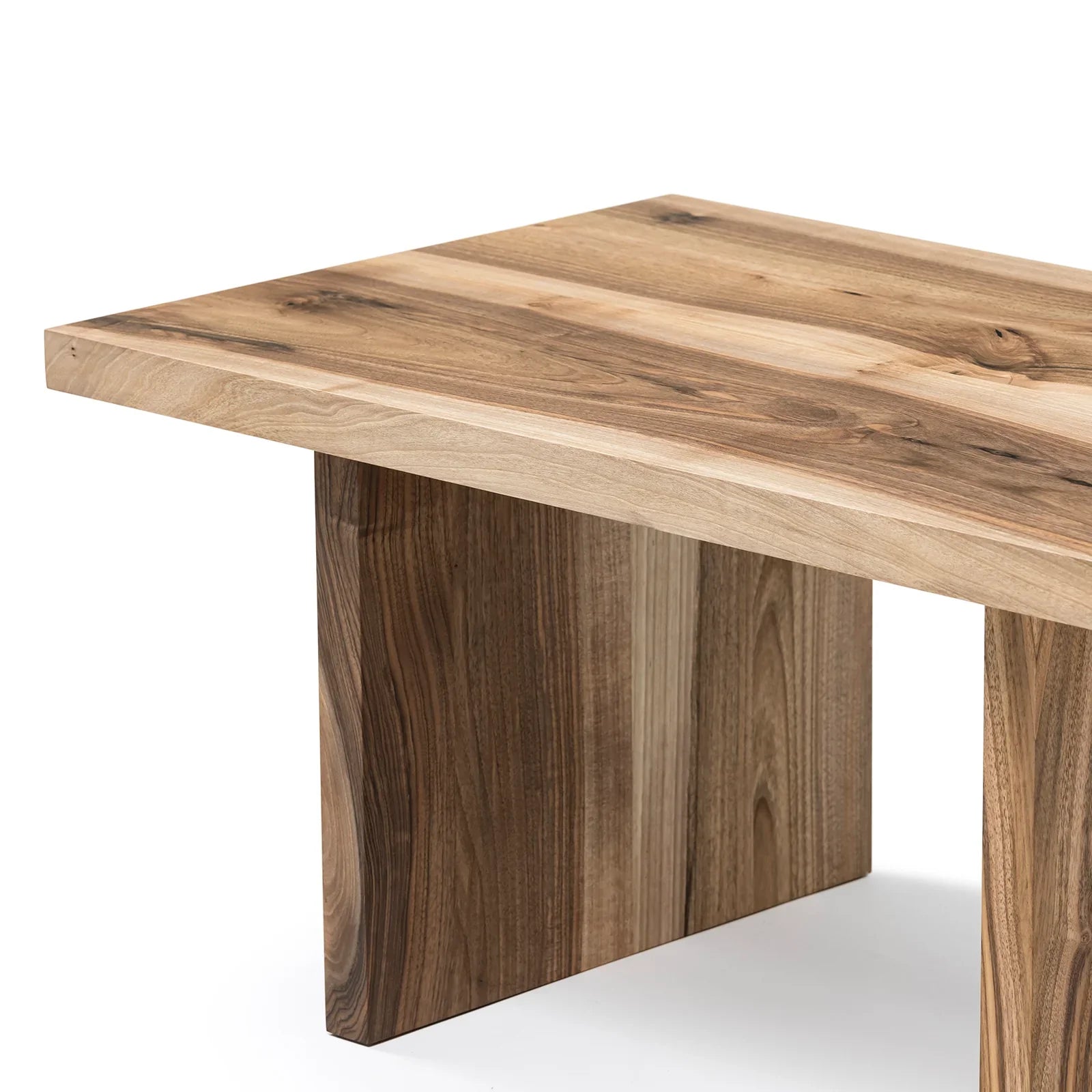 Table basse en noyer – Table basse carrée massive en noyer La hauteur standard de toutes les tables est de 45 cm. Les pieds métalliques peuvent être facilement démontés pour le transport.