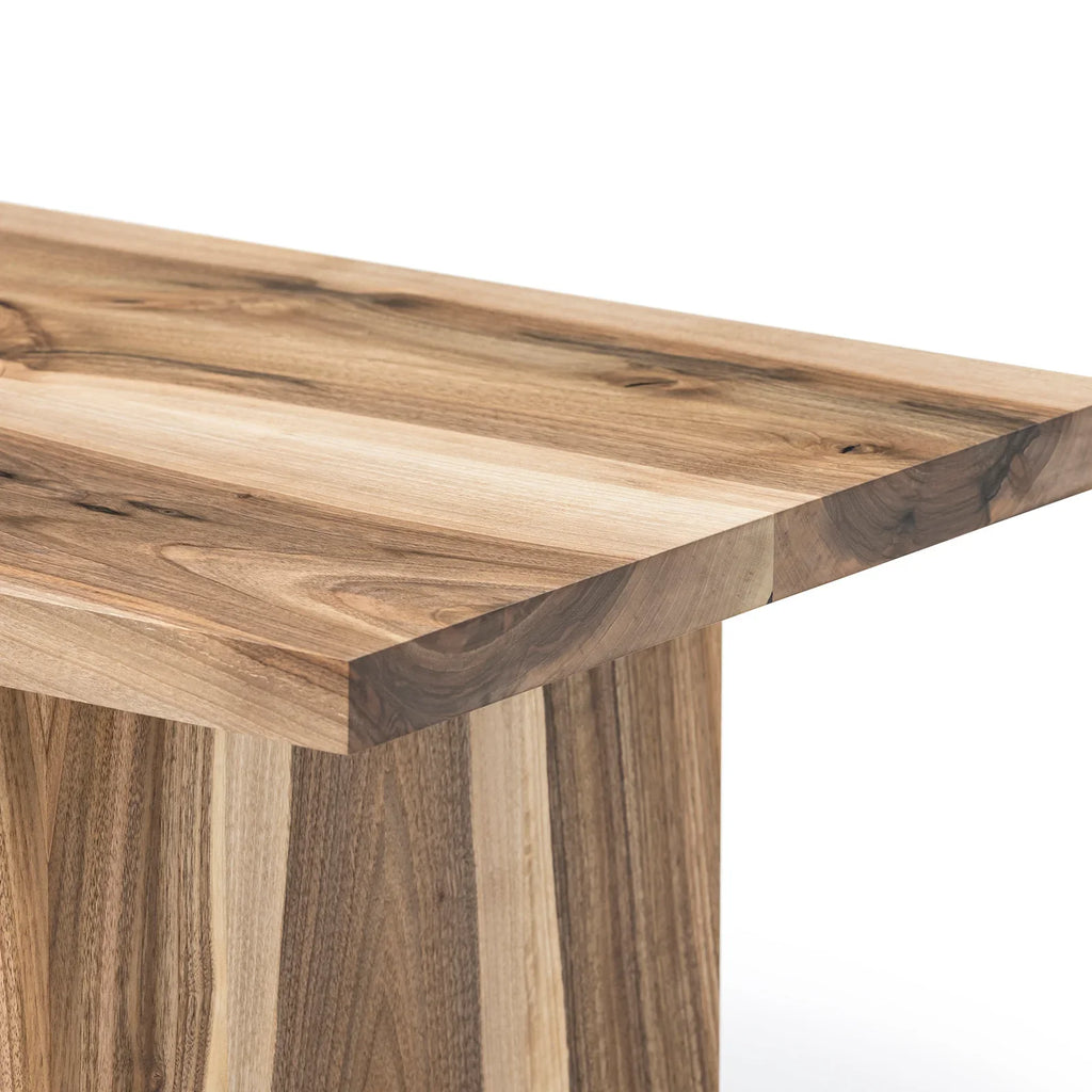 Table basse en noyer – Table basse carrée massive en noyer La hauteur standard de toutes les tables est de 45 cm. Les pieds métalliques peuvent être facilement démontés pour le transport.
