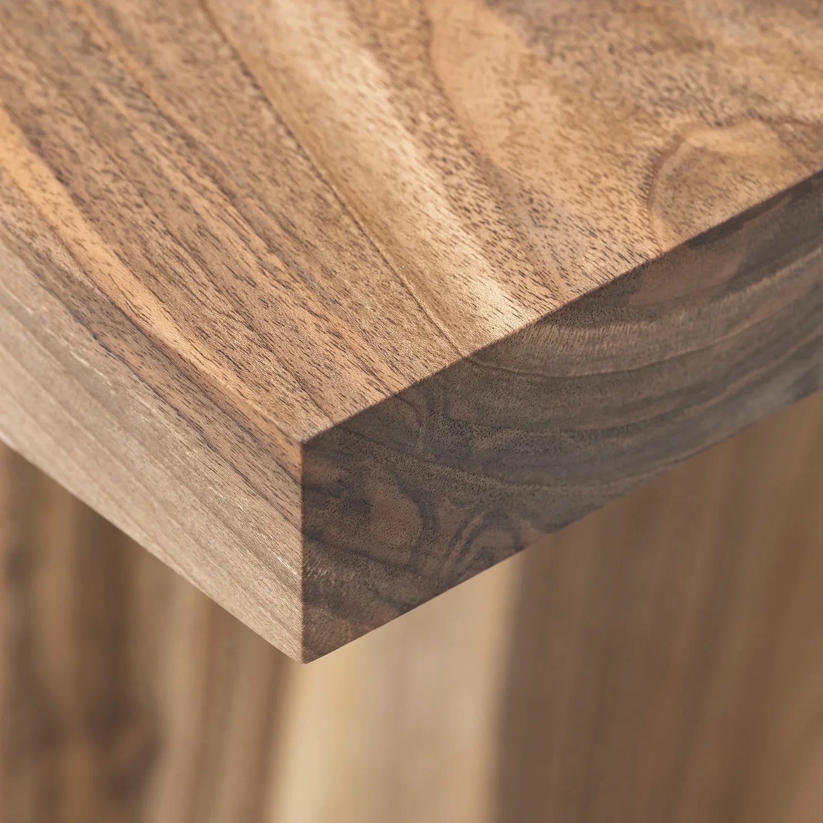 Table basse en noyer – Table basse carrée massive en noyer La hauteur standard de toutes les tables est de 45 cm. Les pieds métalliques peuvent être facilement démontés pour le transport.