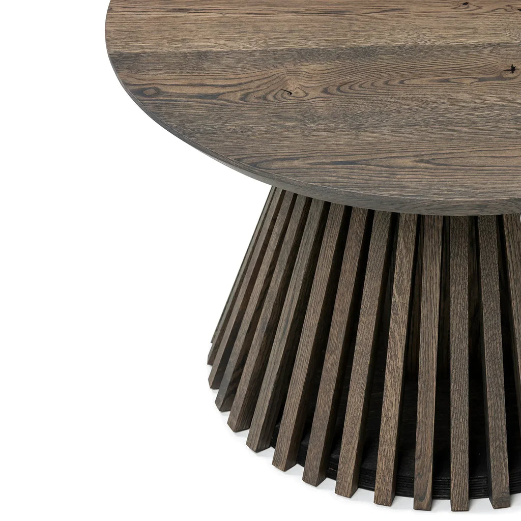 Table basse ronde en chêne - Dimensions sur la photo : H45 x L60cm Table basse ronde en chêne massif La hauteur standard de toutes les tables est de 45cm Les pieds en bois peuvent être