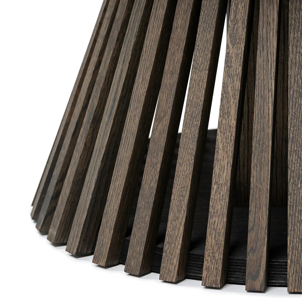 Table basse ronde en chêne - Dimensions sur la photo : H45 x L60cm Table basse ronde en chêne massif La hauteur standard de toutes les tables est de 45cm Les pieds en bois peuvent être
