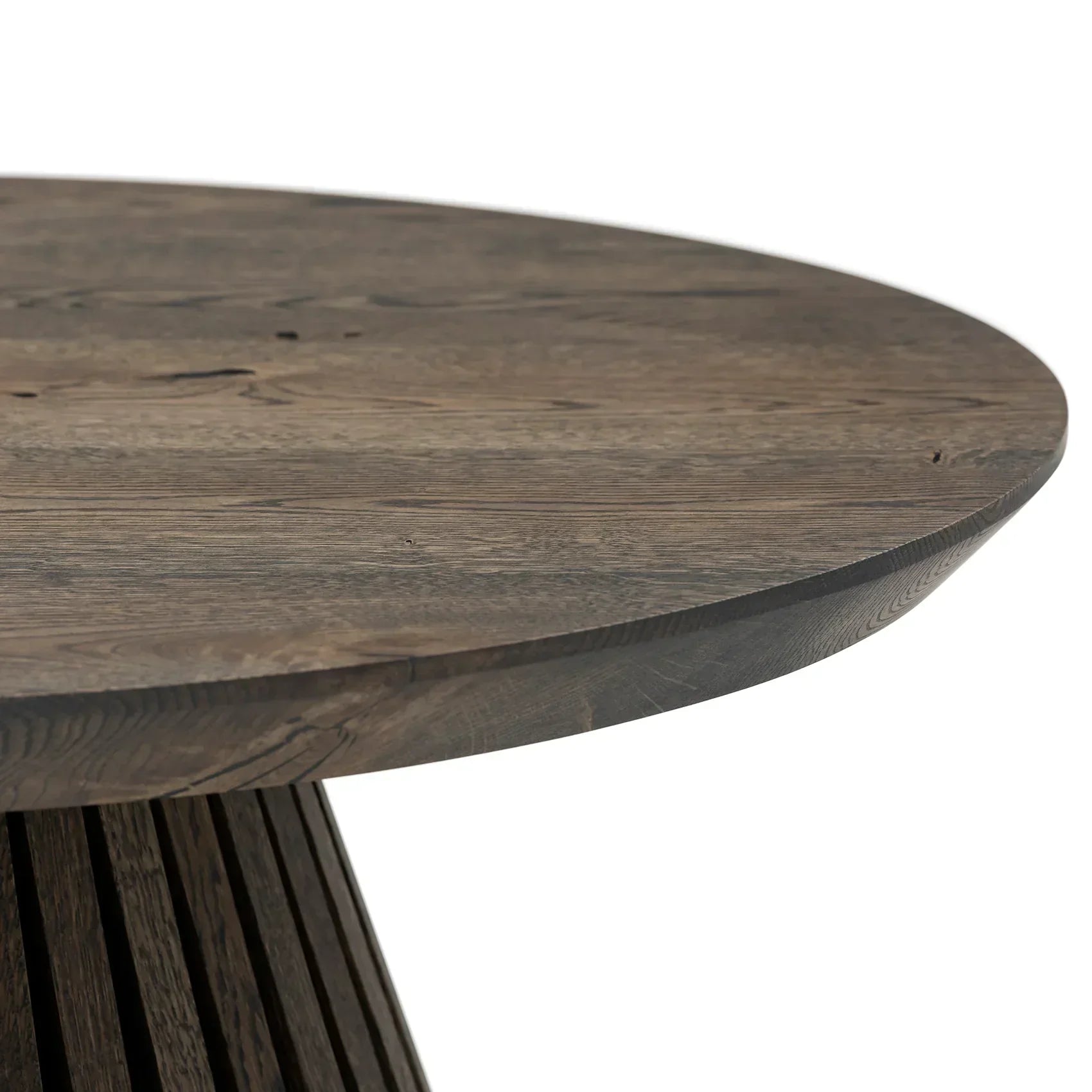 Table basse ronde en chêne - Dimensions sur la photo : H45 x L60cm Table basse ronde en chêne massif La hauteur standard de toutes les tables est de 45cm Les pieds en bois peuvent être