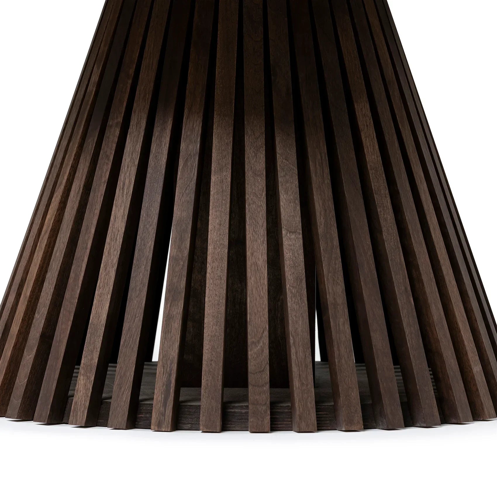 Table basse ronde en noyer chocolat - Dimensions sur la photo : H45 x L60cm Table basse ronde en chêne massif La hauteur standard de toutes les tables est de 45cm Bois