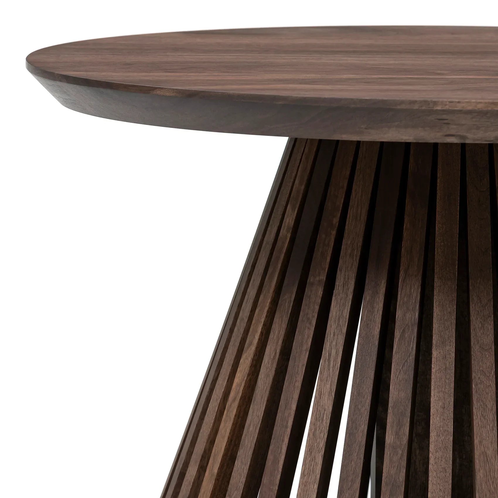 Table basse ronde en noyer chocolat - Dimensions sur la photo : H45 x L60cm Table basse ronde en chêne massif La hauteur standard de toutes les tables est de 45cm Bois