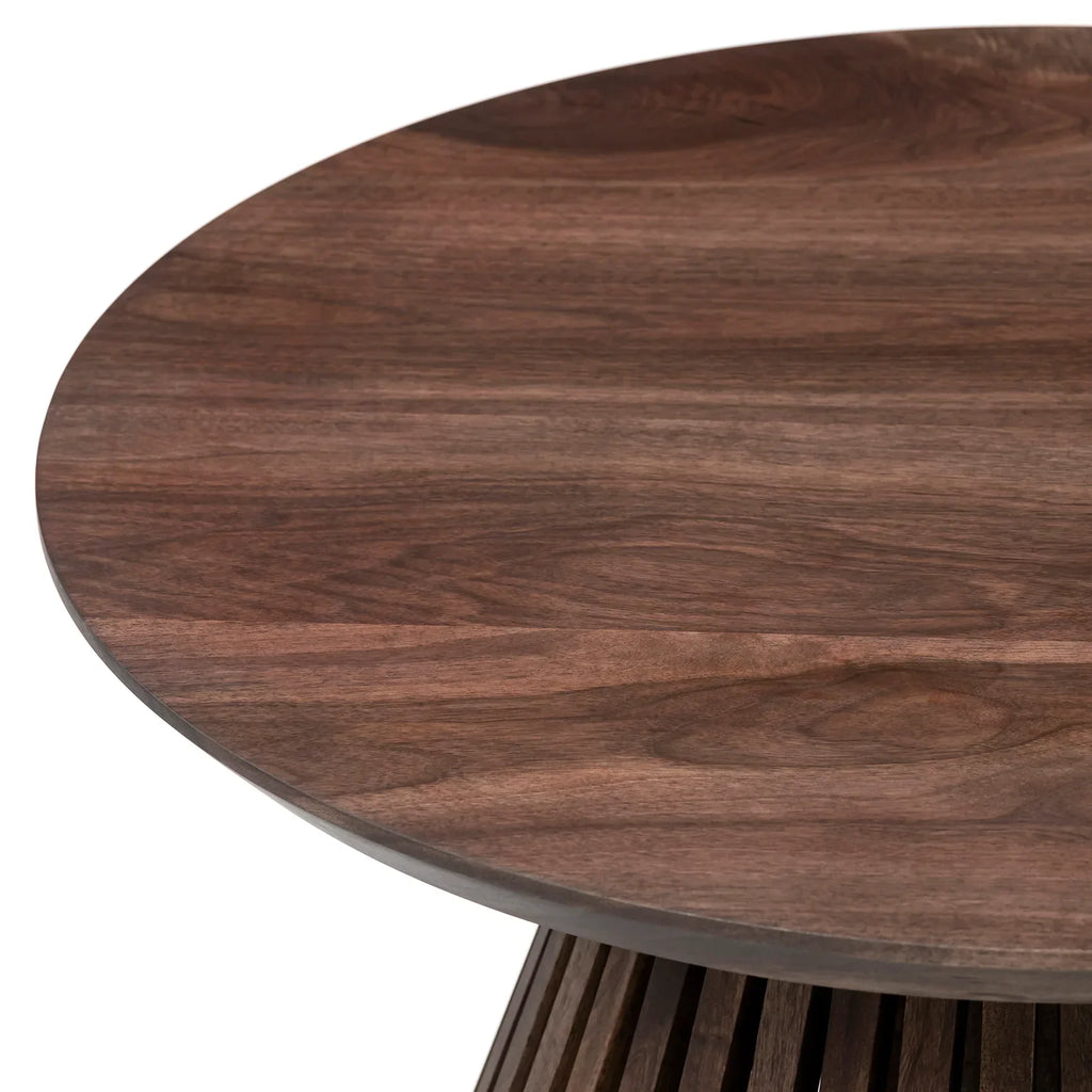 Table basse ronde en noyer chocolat - Dimensions sur la photo : H45 x L60cm Table basse ronde en chêne massif La hauteur standard de toutes les tables est de 45cm Bois