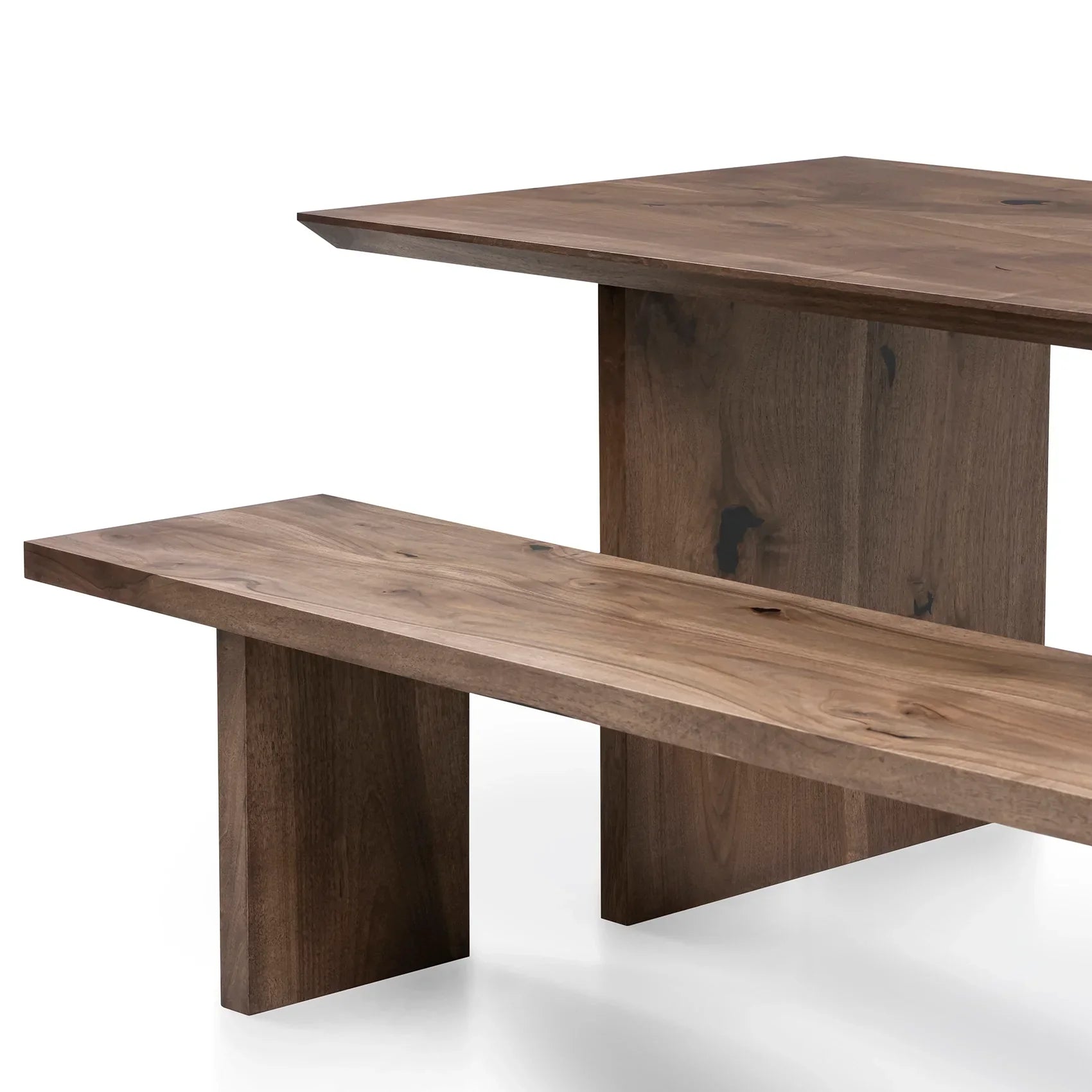 Table à manger extensible en noyer – Découvrez la table de salle à manger en noyer massif – une pièce qui allie harmonieusement le charme serein de la vie rurale à