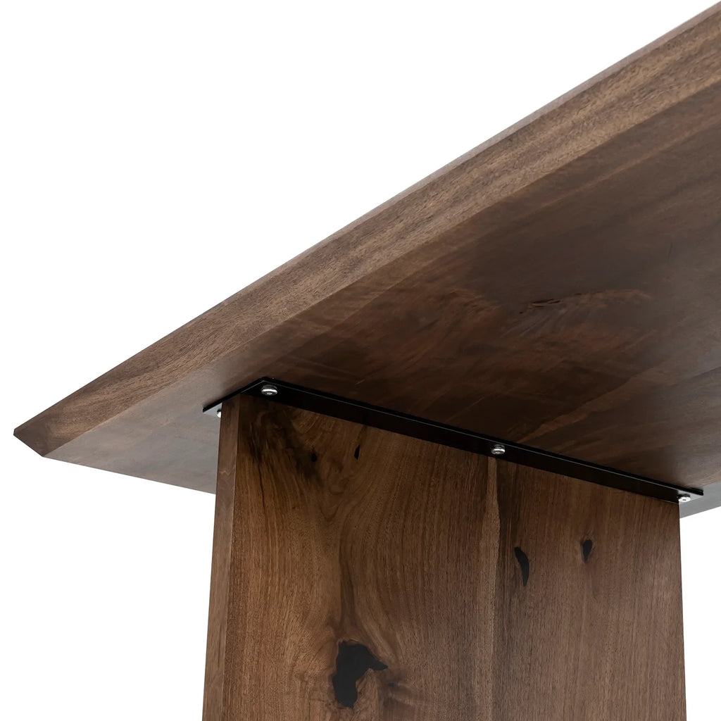 Table à manger extensible en noyer – Découvrez la table de salle à manger en noyer massif – une pièce qui allie harmonieusement le charme serein de la vie rurale à