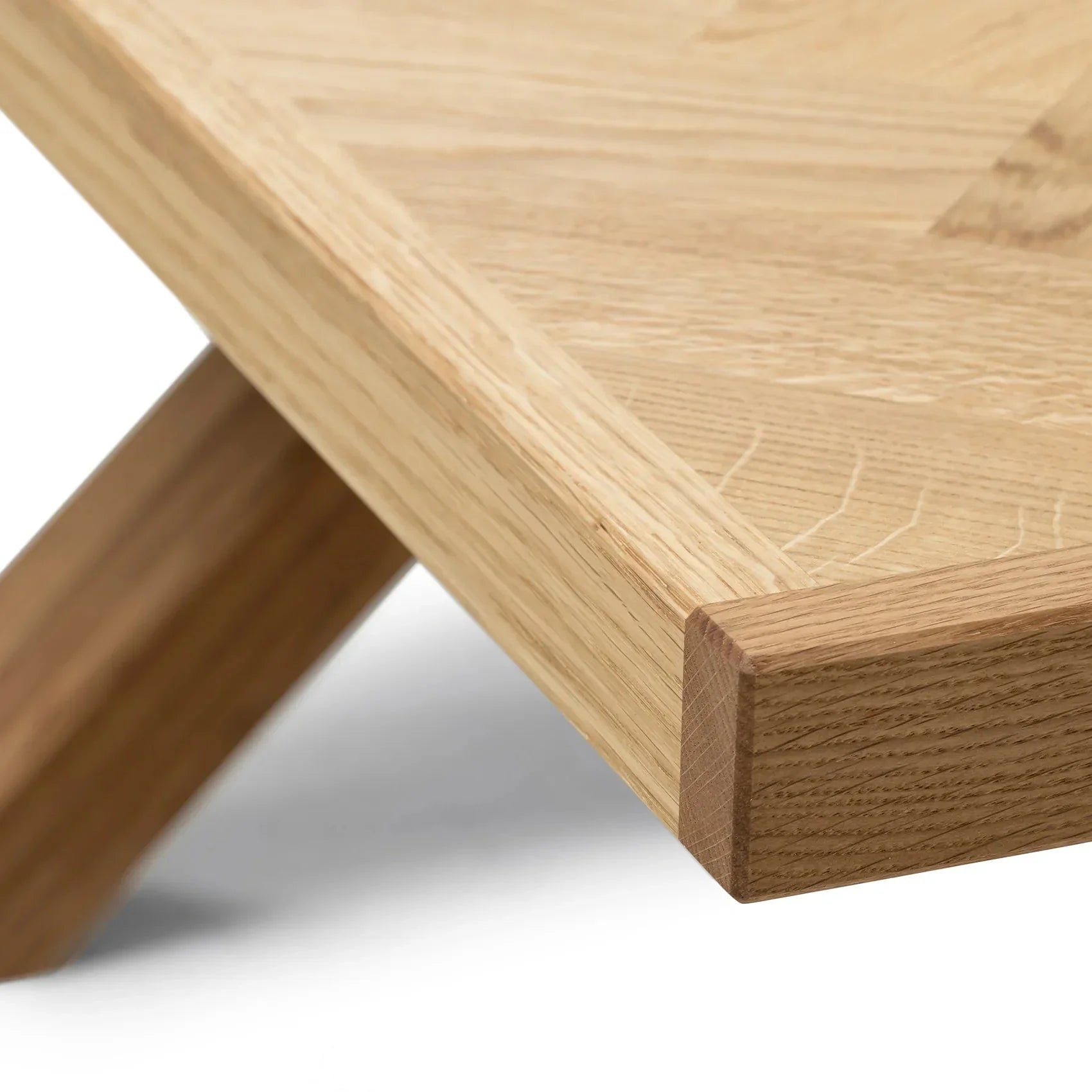 Table basse chêne chevrons – Dimensions sur la photo : H45 x L60 x P80cm Table basse en bois de chêne à chevrons La hauteur standard de toutes les tables est de 45cm Métal