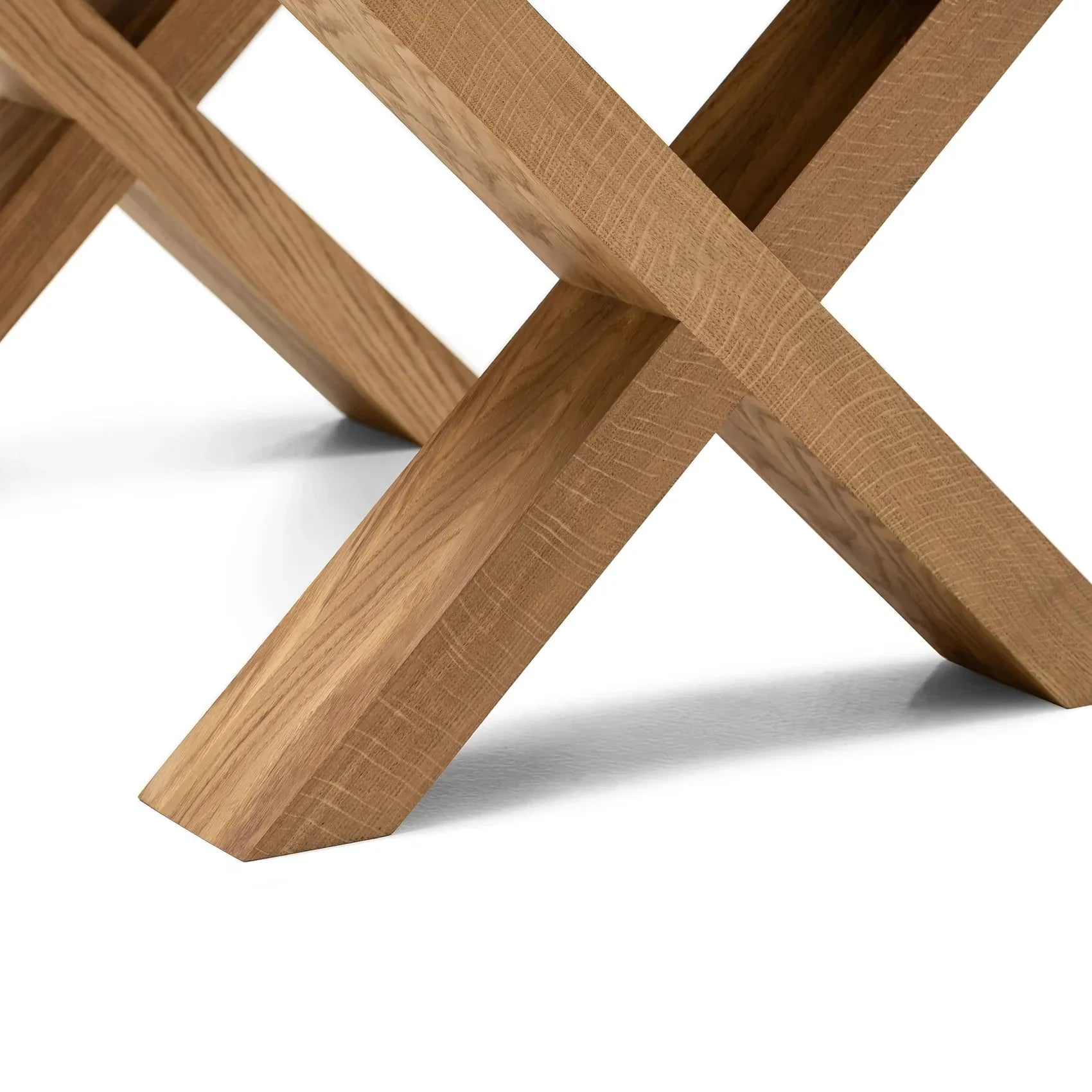 Table basse chêne chevrons – Dimensions sur la photo : H45 x L60 x P80cm Table basse en bois de chêne à chevrons La hauteur standard de toutes les tables est de 45cm Métal