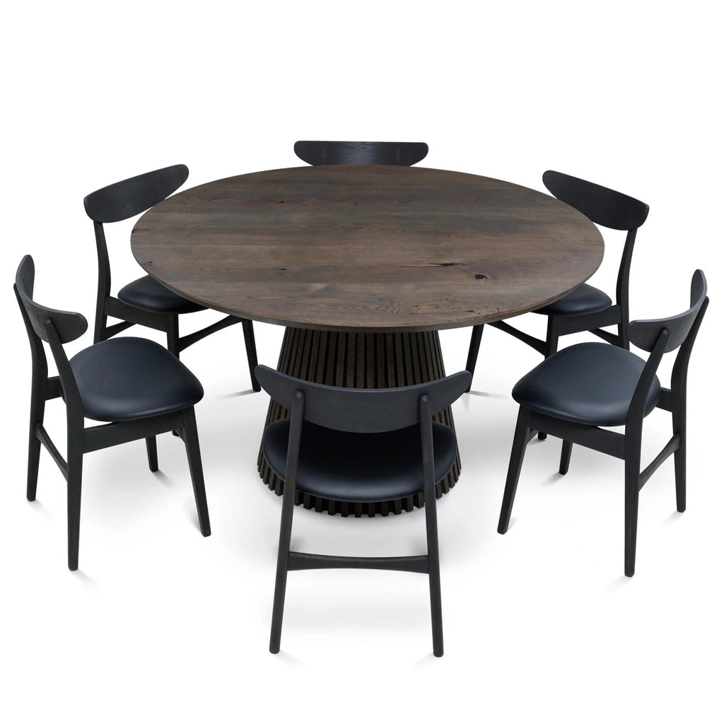 Table à manger ronde extensible en chêne fusain – dotée de son pied à facettes distinctif – est un chef-d'œuvre unique et sur mesure qui allie modernité