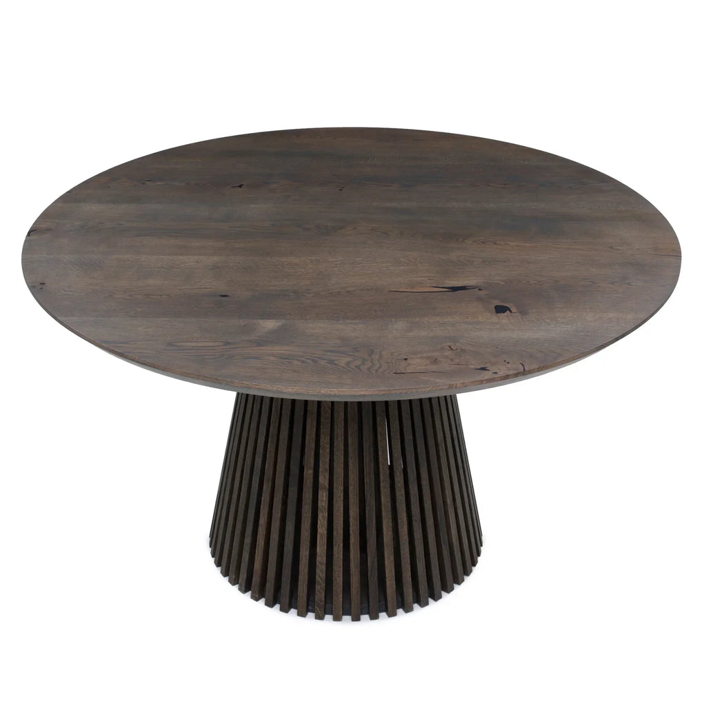 Table à manger ronde extensible en chêne fusain – dotée de son pied à facettes distinctif – est un chef-d'œuvre unique et sur mesure qui allie modernité