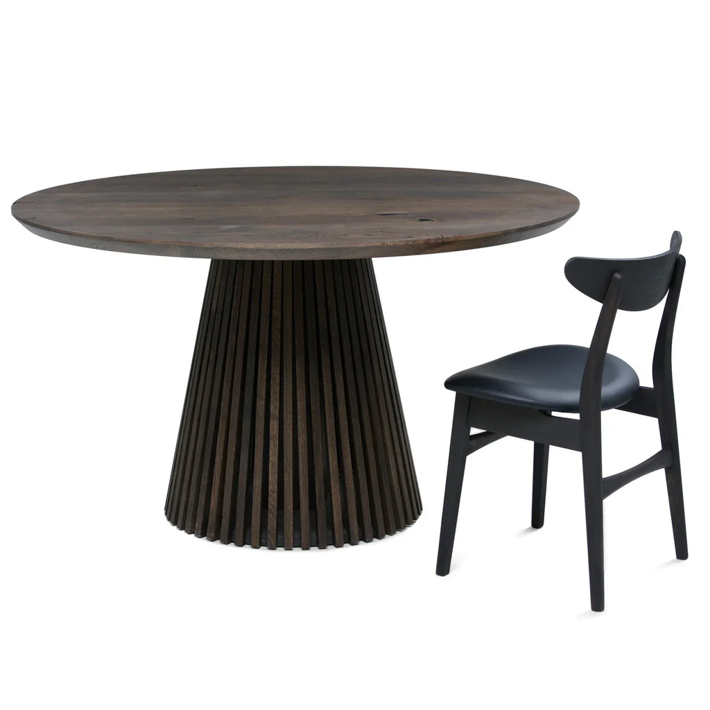 Table à manger ronde extensible en chêne fusain – dotée de son pied à facettes distinctif – est un chef-d'œuvre unique et sur mesure qui allie modernité