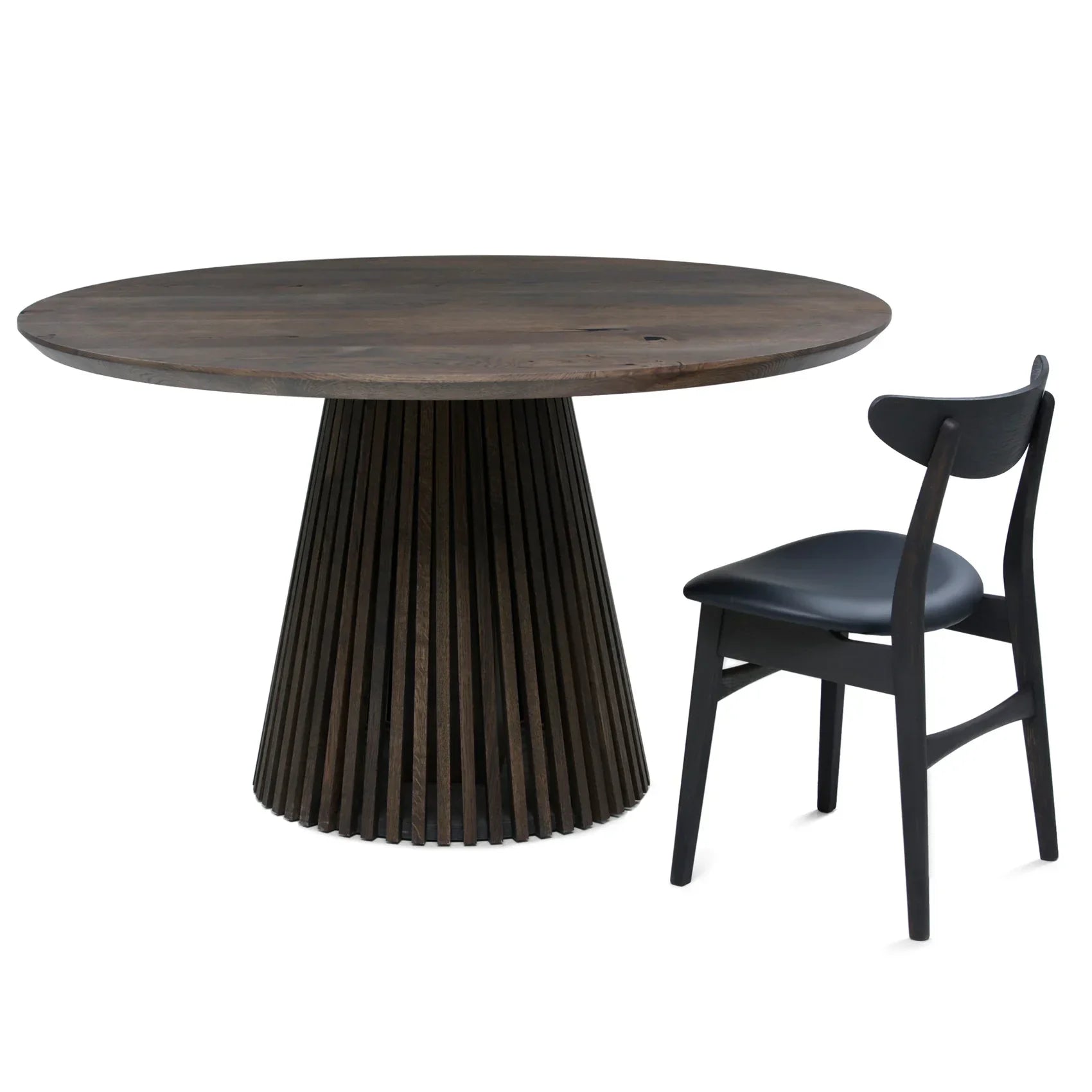 Table à manger ronde extensible en chêne fusain – dotée de son pied à facettes distinctif – est un chef-d'œuvre unique et sur mesure qui allie modernité