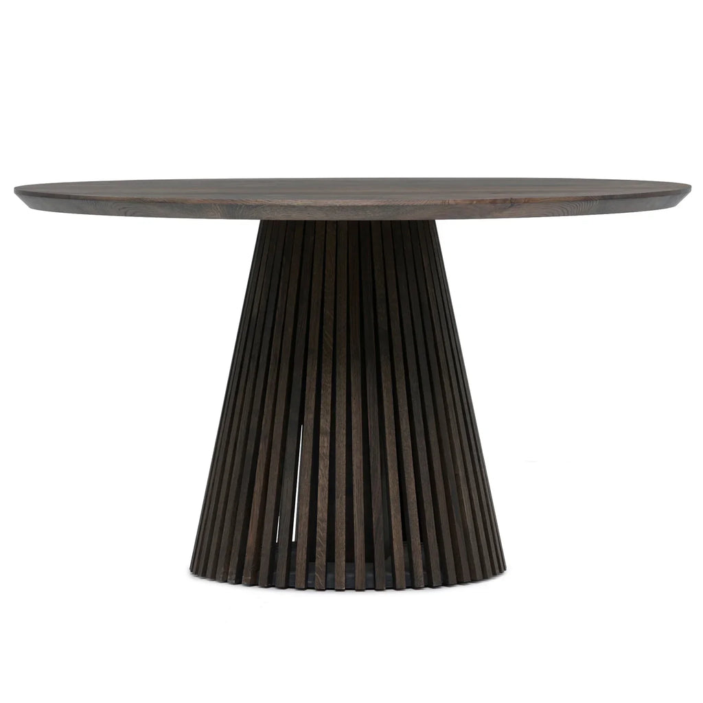 Table à manger ronde extensible en chêne fusain – dotée de son pied à facettes distinctif – est un chef-d'œuvre unique et sur mesure qui allie modernité