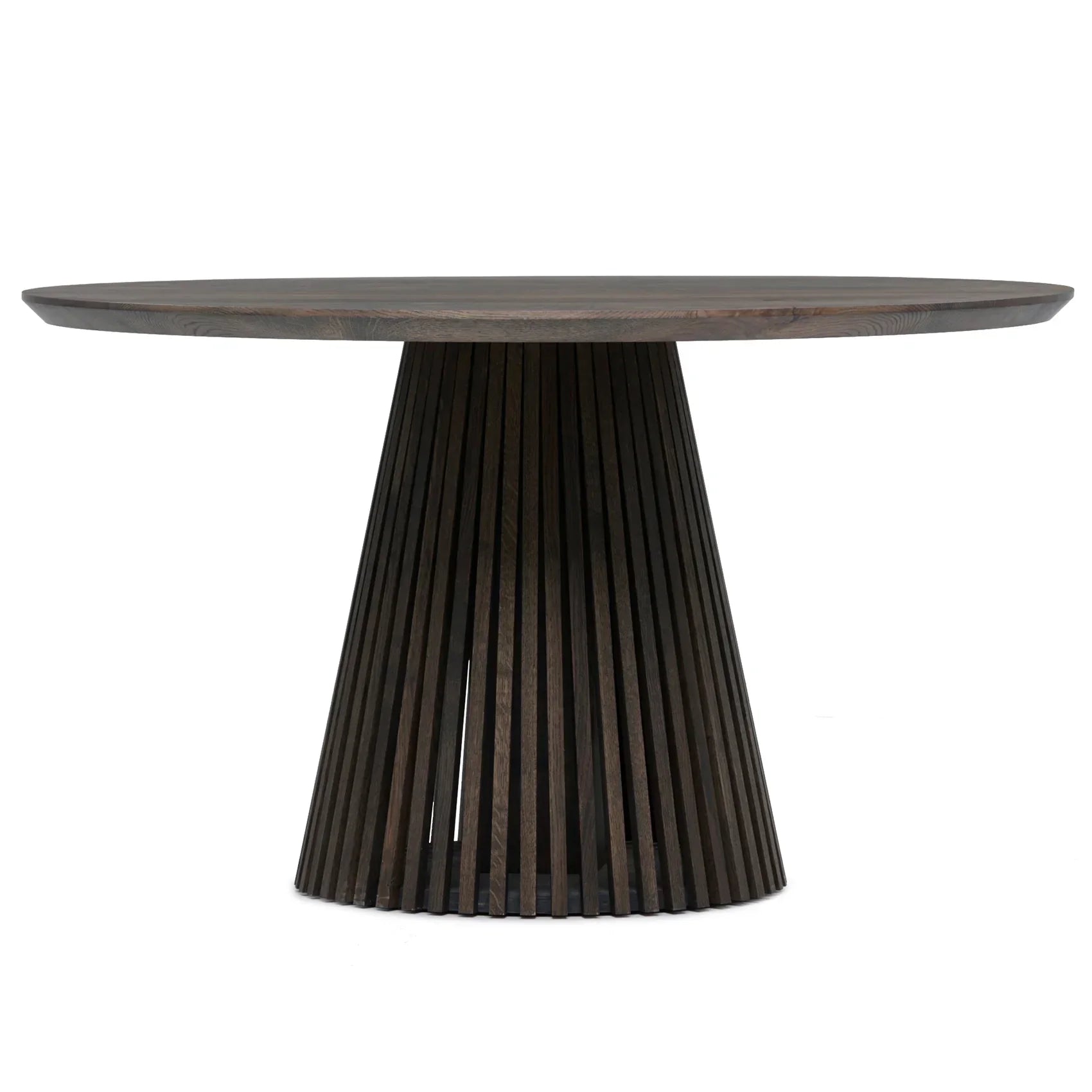 Table à manger ronde extensible en chêne fusain – dotée de son pied à facettes distinctif – est un chef-d'œuvre unique et sur mesure qui allie modernité