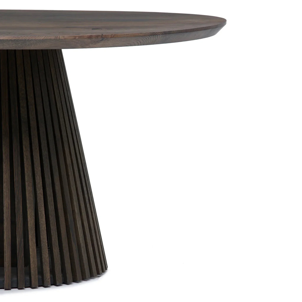 Table à manger ronde extensible en chêne fusain – dotée de son pied à facettes distinctif – est un chef-d'œuvre unique et sur mesure qui allie modernité