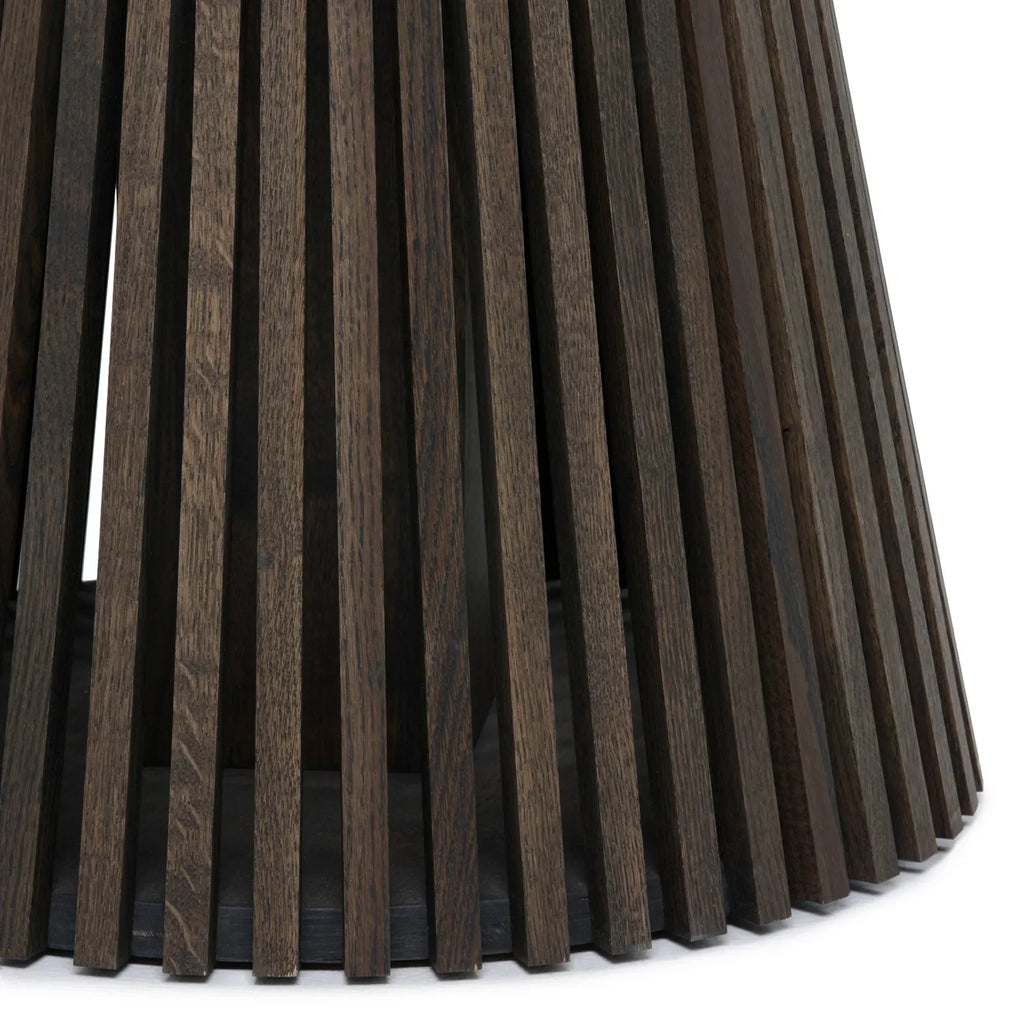 Table à manger ronde extensible en chêne fusain – dotée de son pied à facettes distinctif – est un chef-d'œuvre unique et sur mesure qui allie modernité