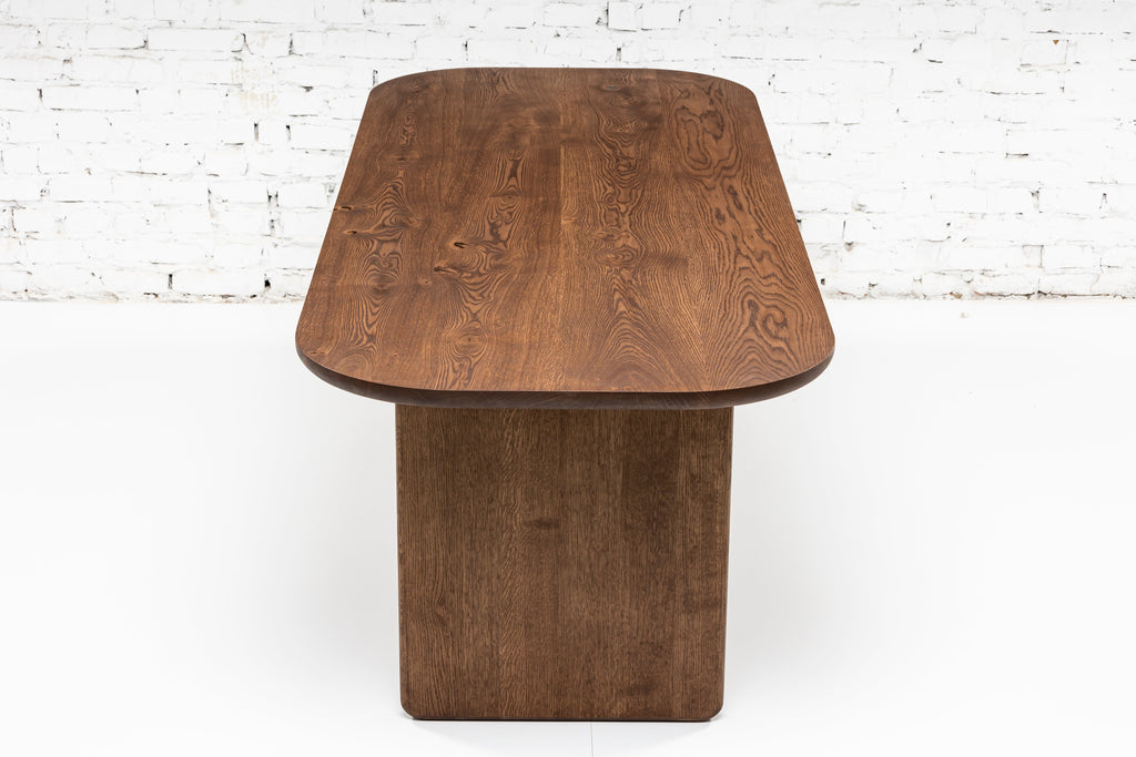 Table de salle à manger en chêne foncé couleur chocolat - Découvrez la table en chêne massif couleur chocolat - une pièce qui allie parfaitement le charme serein de la vie rurale