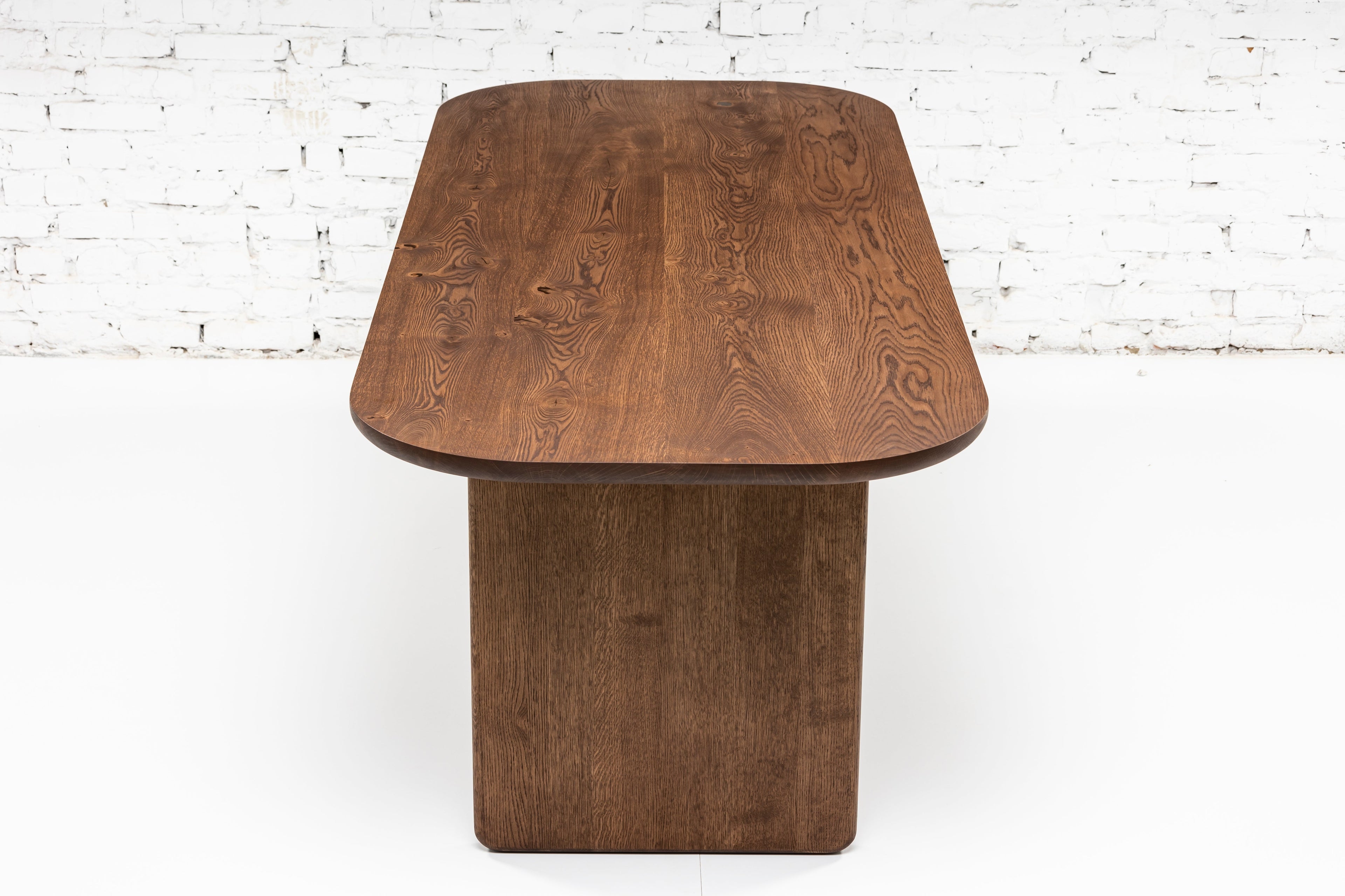 Table de salle à manger en chêne foncé couleur chocolat - Découvrez la table en chêne massif couleur chocolat - une pièce qui allie parfaitement le charme serein de la vie rurale