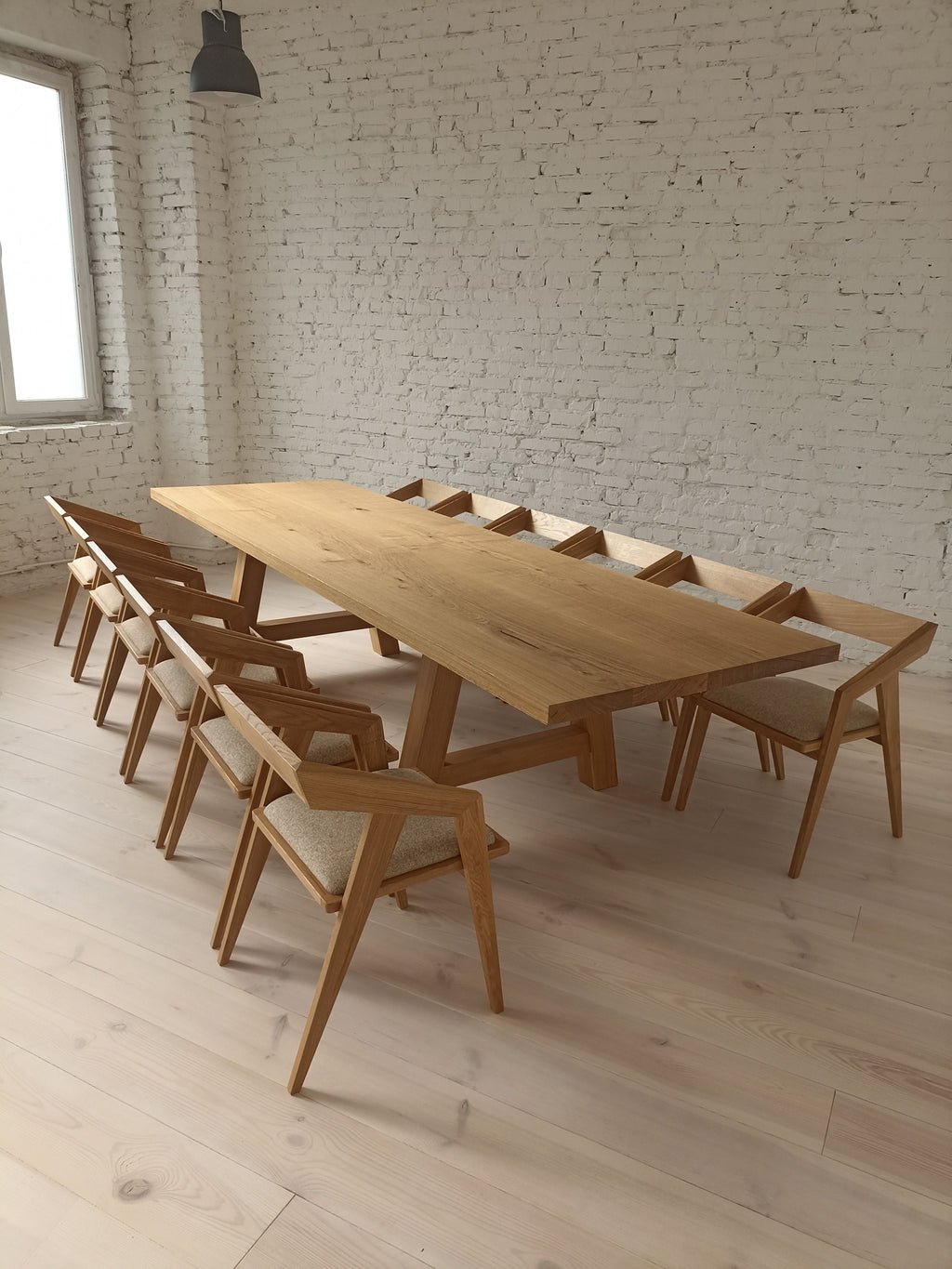 Table en chêne - Informations et personnalisation Elle est disponible en chêne massif - personnalisable au centimètre près en dimensions allant de 180 à 350 cm - Son élégant
