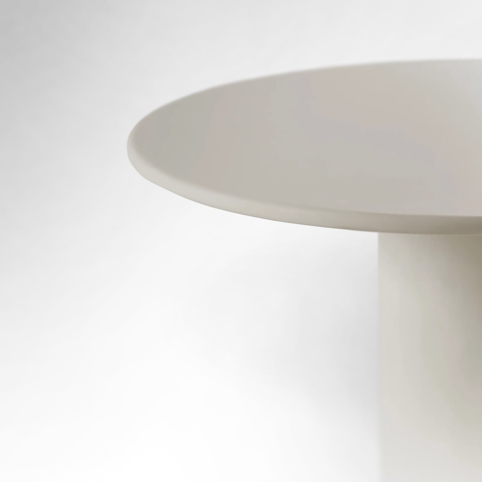 Table à manger ronde en Ciment - Microciment - MDF basse densité durable - et une structure en bois d'épicéa massif accompagnée d'un revêtement fromager pour