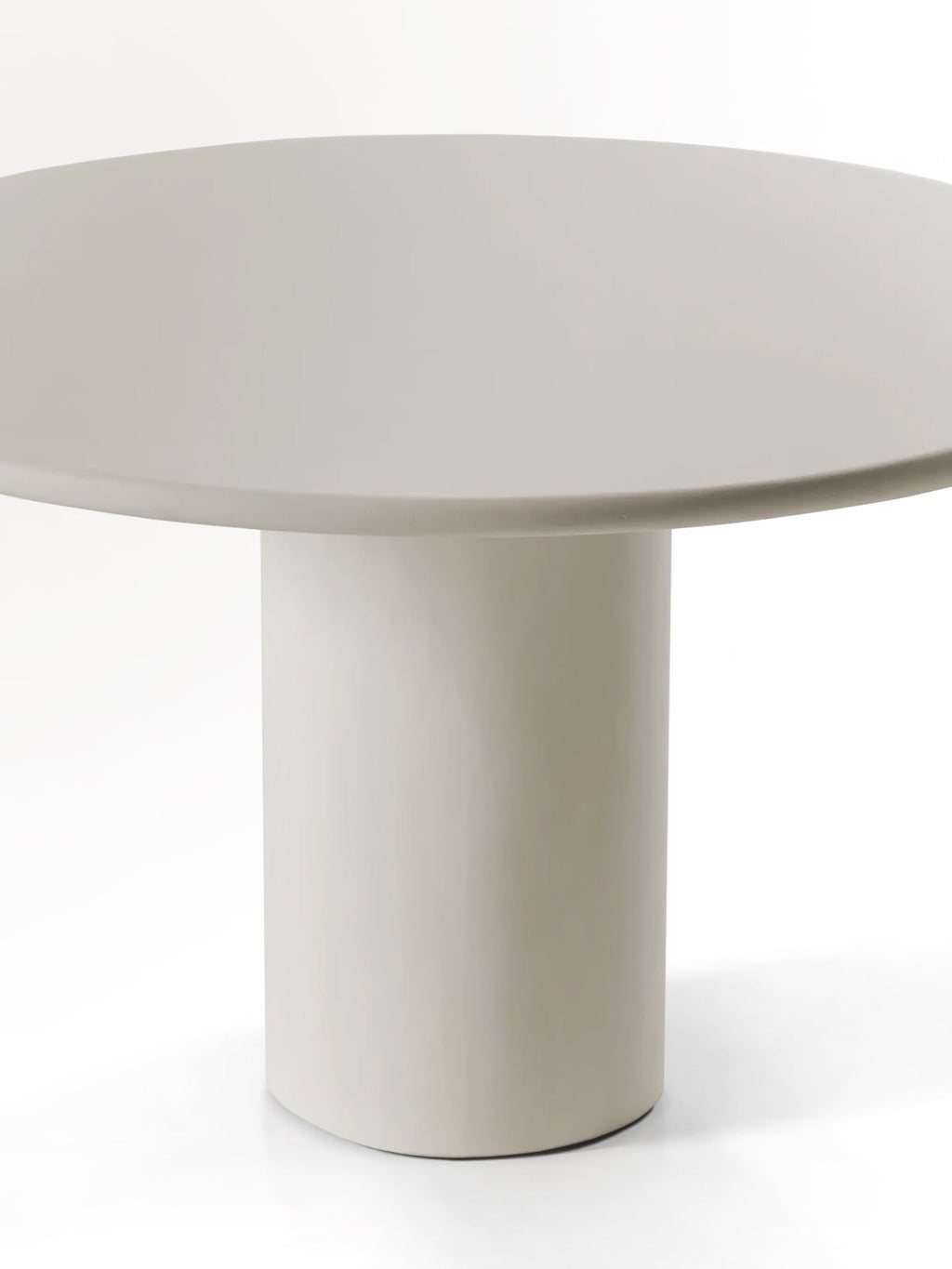 Table à manger ronde en Ciment - Microciment - MDF basse densité durable - et une structure en bois d'épicéa massif accompagnée d'un revêtement fromager pour
