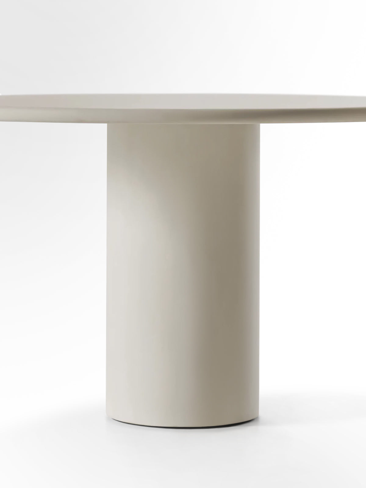 Table à manger ronde en Ciment - Microciment - MDF basse densité durable - et une structure en bois d'épicéa massif accompagnée d'un revêtement fromager pour