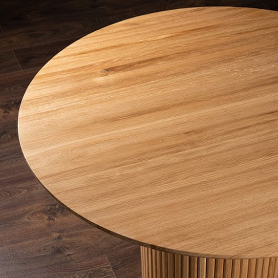Table à manger ronde en chêne - table en placage de chêne - allie avec brio la beauté naturelle du bois à un design épuré et moderne - Le plateau de table rond arbore