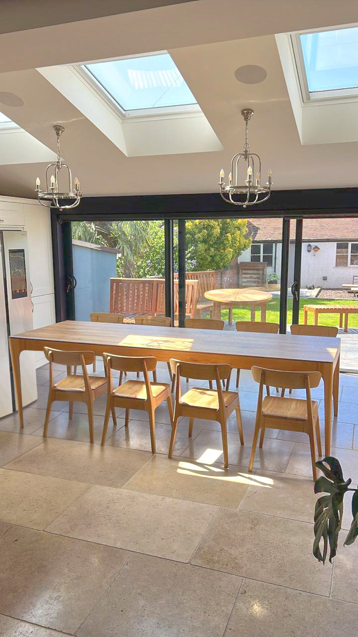 Table à manger extensible en chêne – La table de salle à manger en chêne affiche un design élégant et contemporain, caractérisé par ses lignes fluides et son épaisseur fuselée
