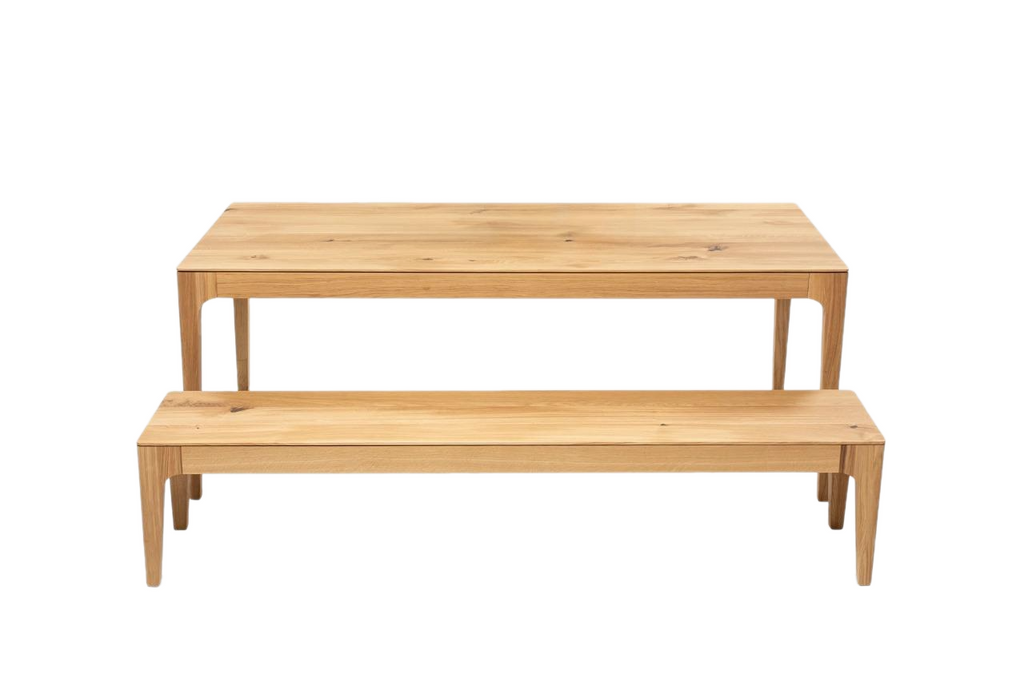 Table à manger extensible en chêne – La table de salle à manger en chêne affiche un design élégant et contemporain, caractérisé par ses lignes fluides et son épaisseur fuselée